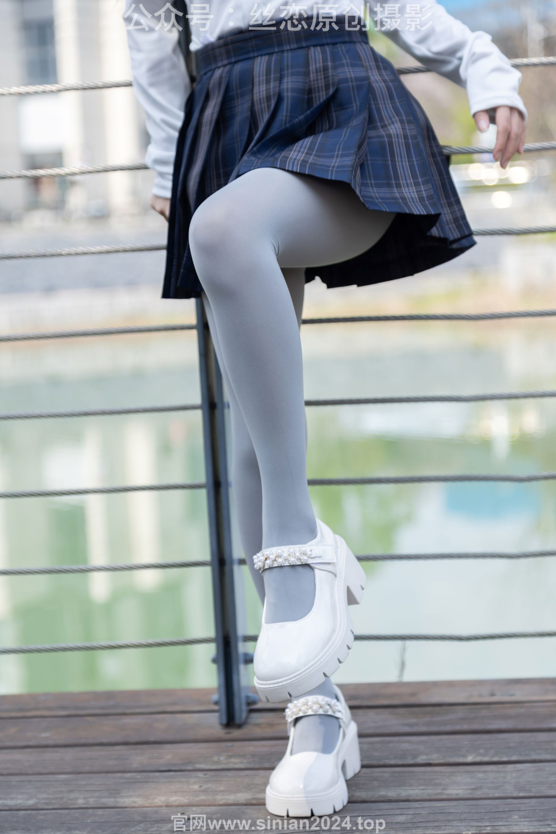 丝恋摄影 No.009 小梦 - 白色衬衫 碎花短裙 灰色丝袜 白色玛丽珍/(283P)