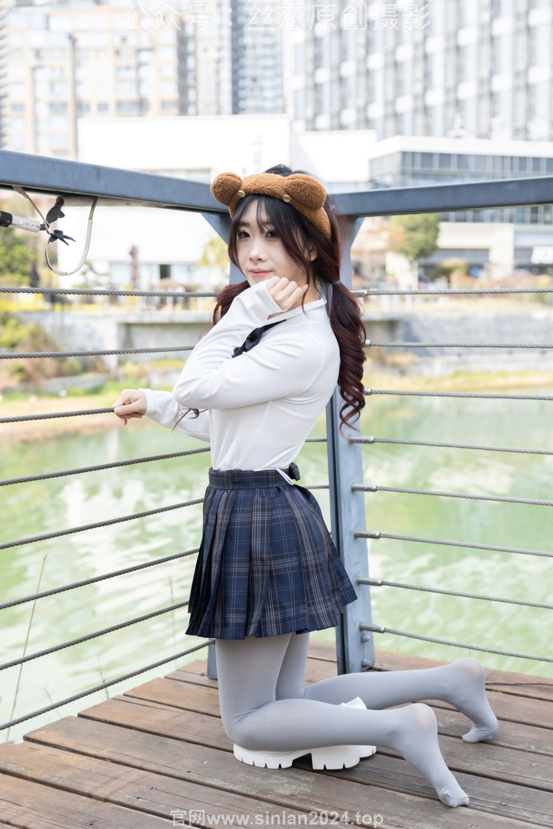 丝恋摄影 No.009 小梦 - 白色衬衫 碎花短裙 灰色丝袜 白色玛丽珍/(283P)