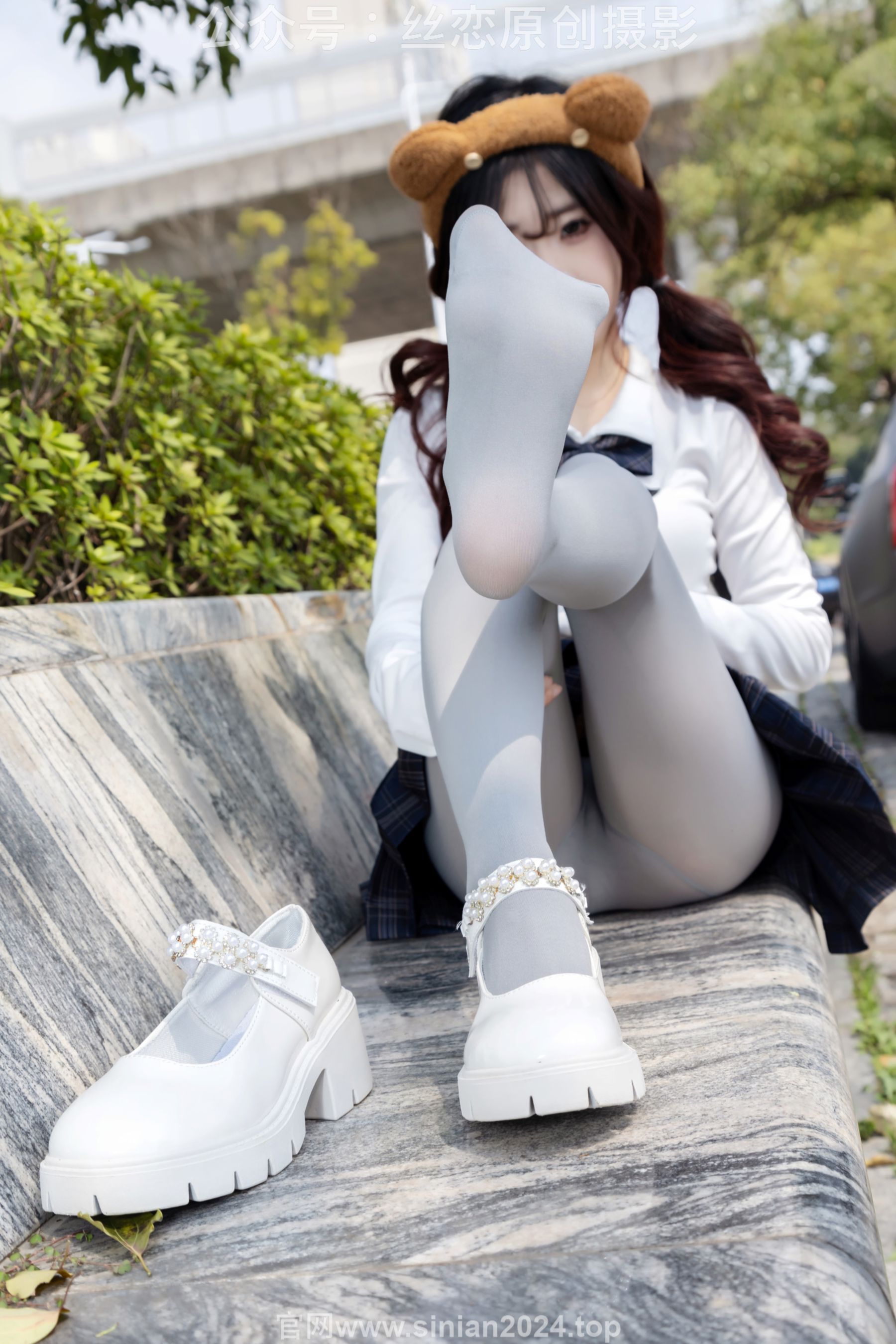 丝恋摄影 No.009 小梦 - 白色衬衫 碎花短裙 灰色丝袜 白色玛丽珍/(283P)