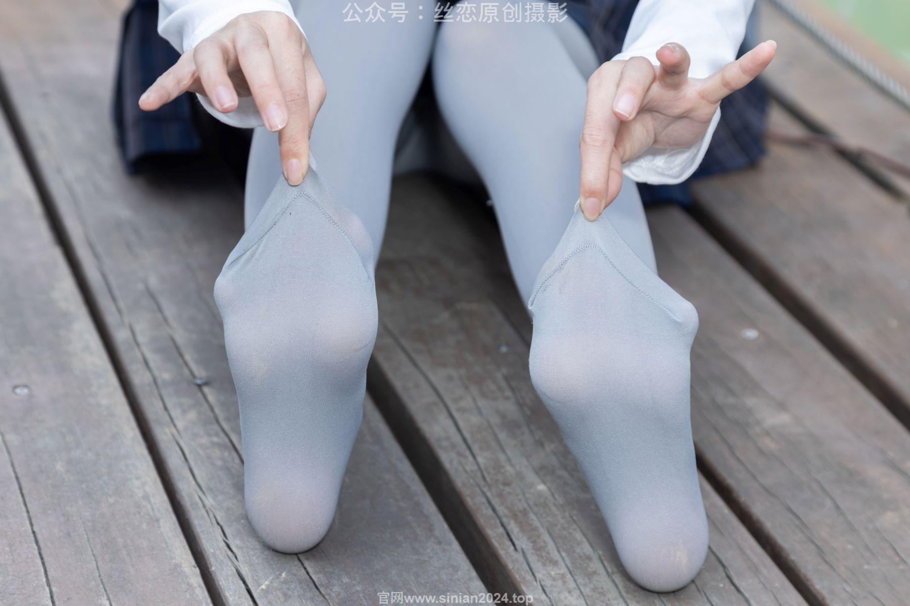 丝恋摄影 No.009 小梦 - 白色衬衫 碎花短裙 灰色丝袜 白色玛丽珍/(283P)