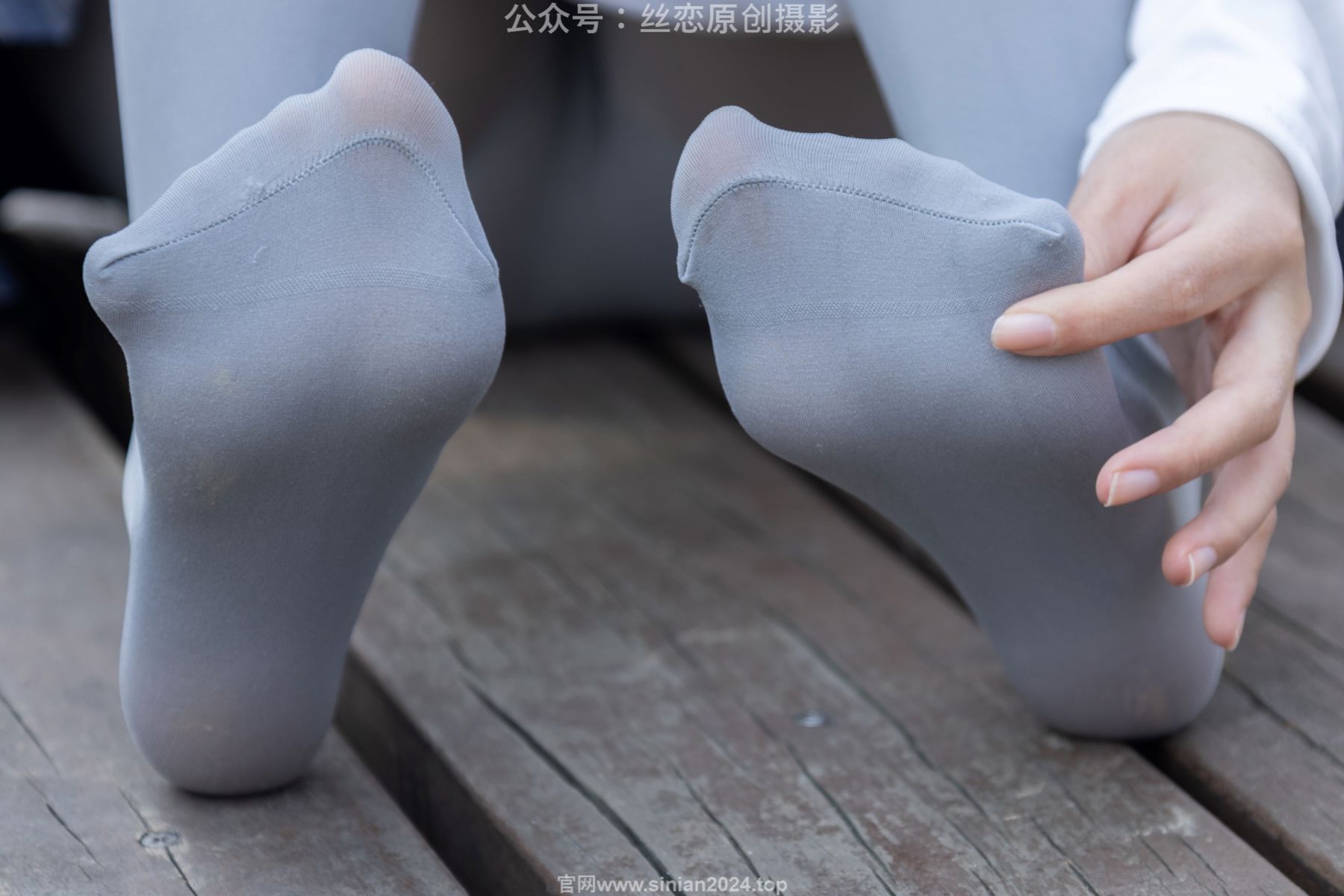 丝恋摄影 No.009 小梦 - 白色衬衫 碎花短裙 灰色丝袜 白色玛丽珍/(283P)