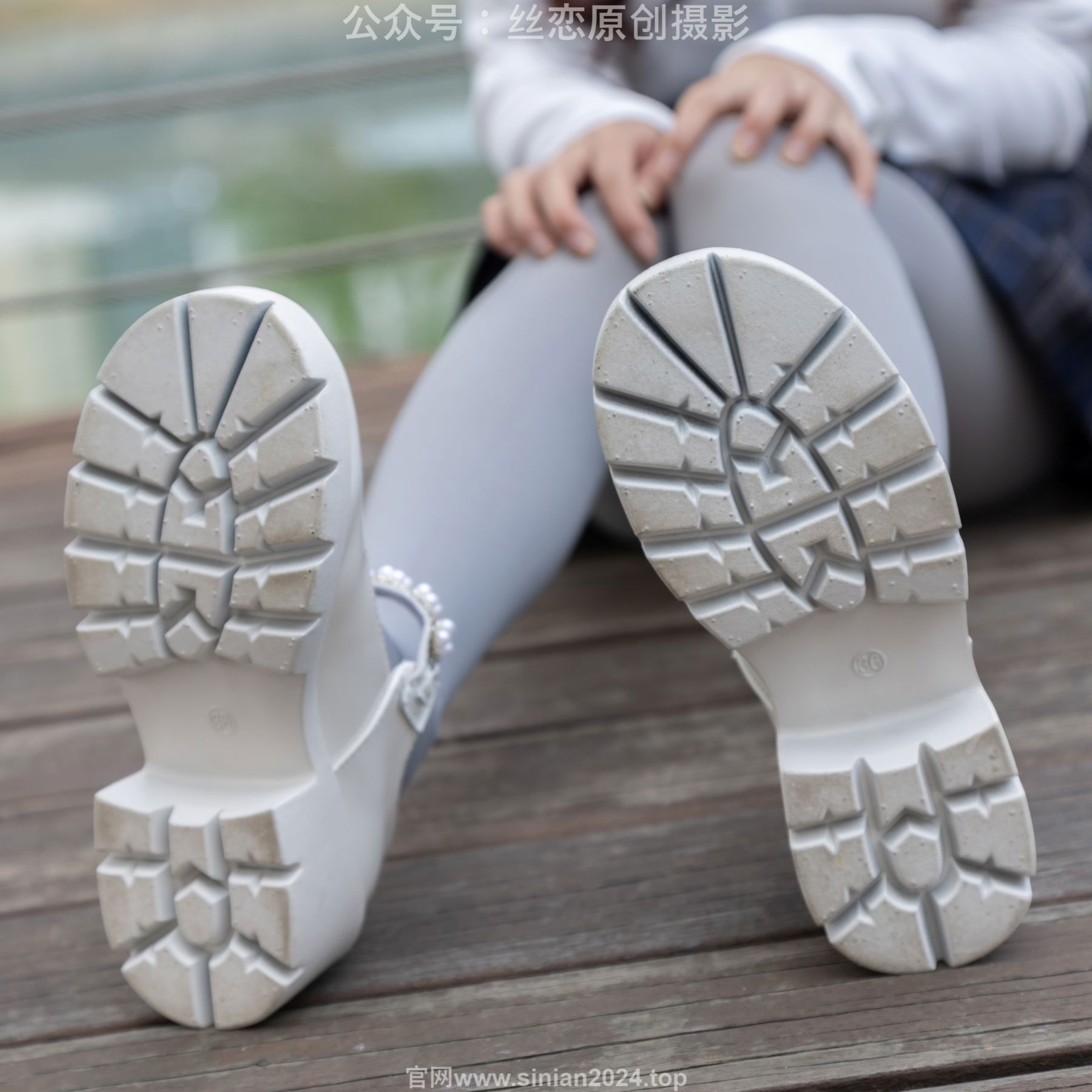 丝恋摄影 No.009 小梦 - 白色衬衫 碎花短裙 灰色丝袜 白色玛丽珍/(283P)