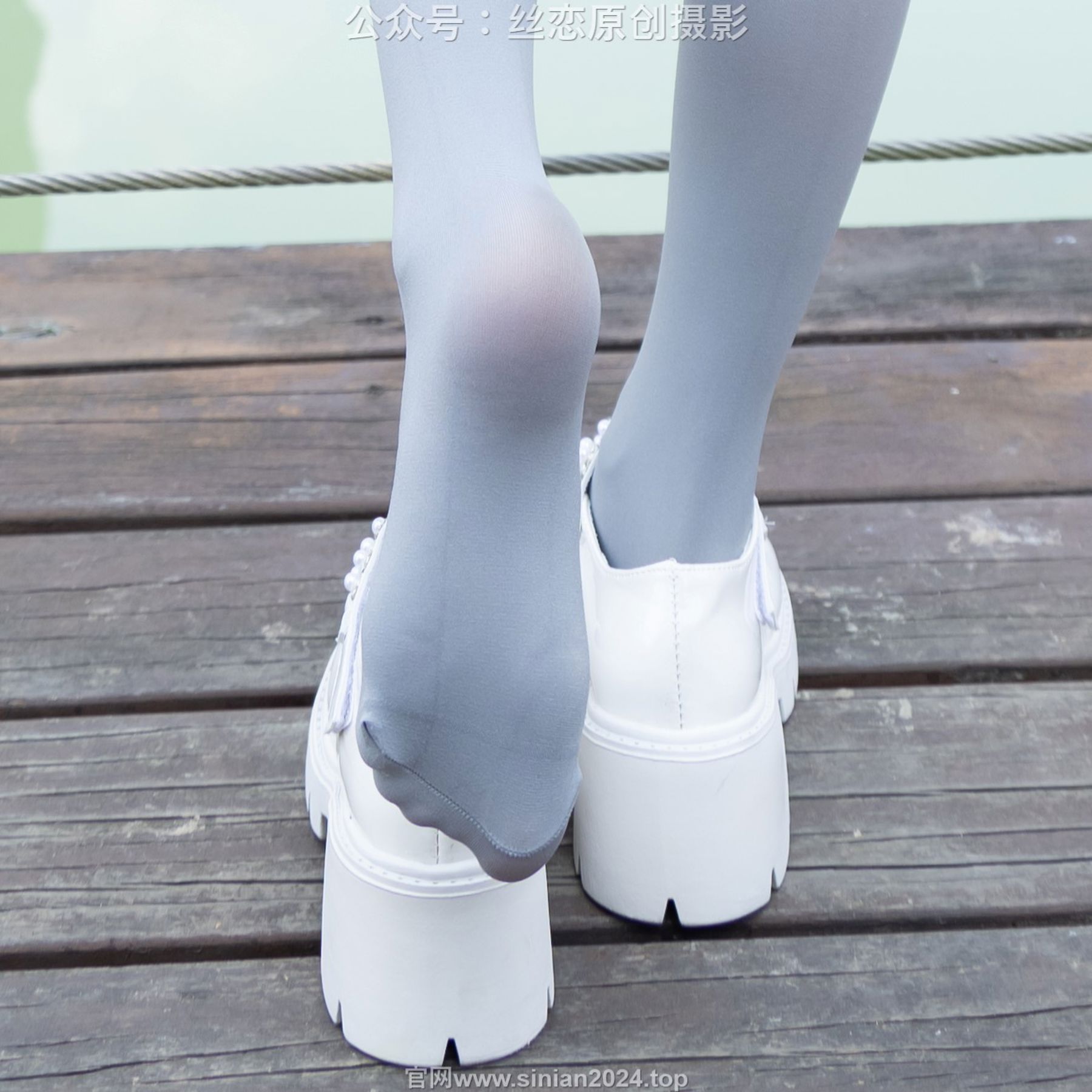 丝恋摄影 No.009 小梦 - 白色衬衫 碎花短裙 灰色丝袜 白色玛丽珍/(283P)