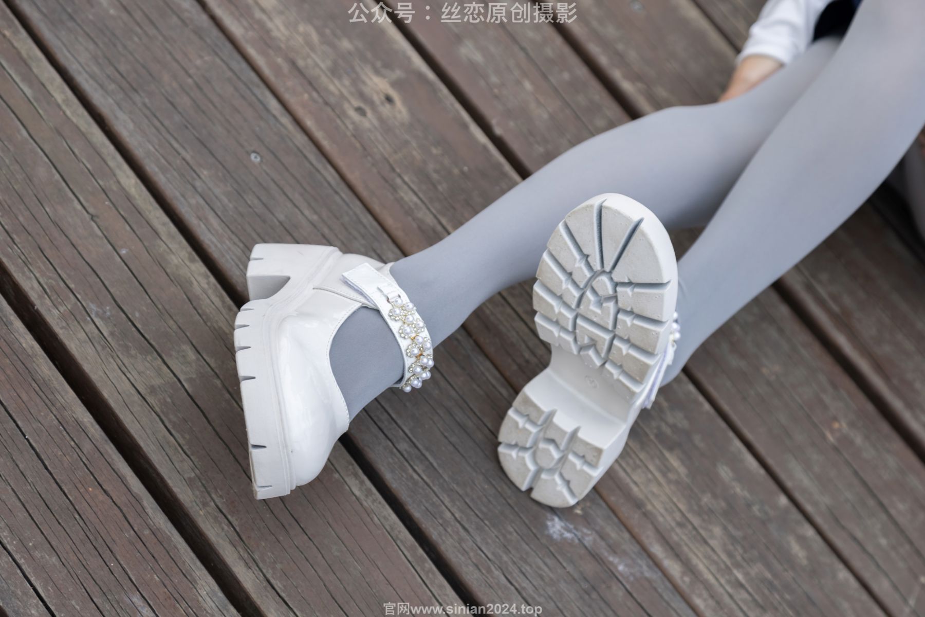 丝恋摄影 No.009 小梦 - 白色衬衫 碎花短裙 灰色丝袜 白色玛丽珍/(283P)