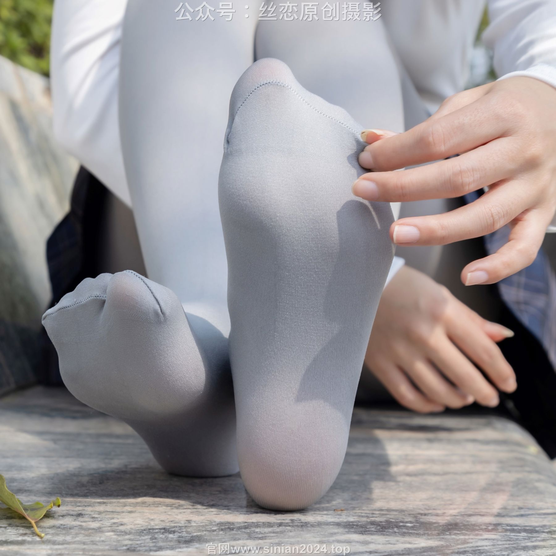 丝恋摄影 No.009 小梦 - 白色衬衫 碎花短裙 灰色丝袜 白色玛丽珍/(283P)