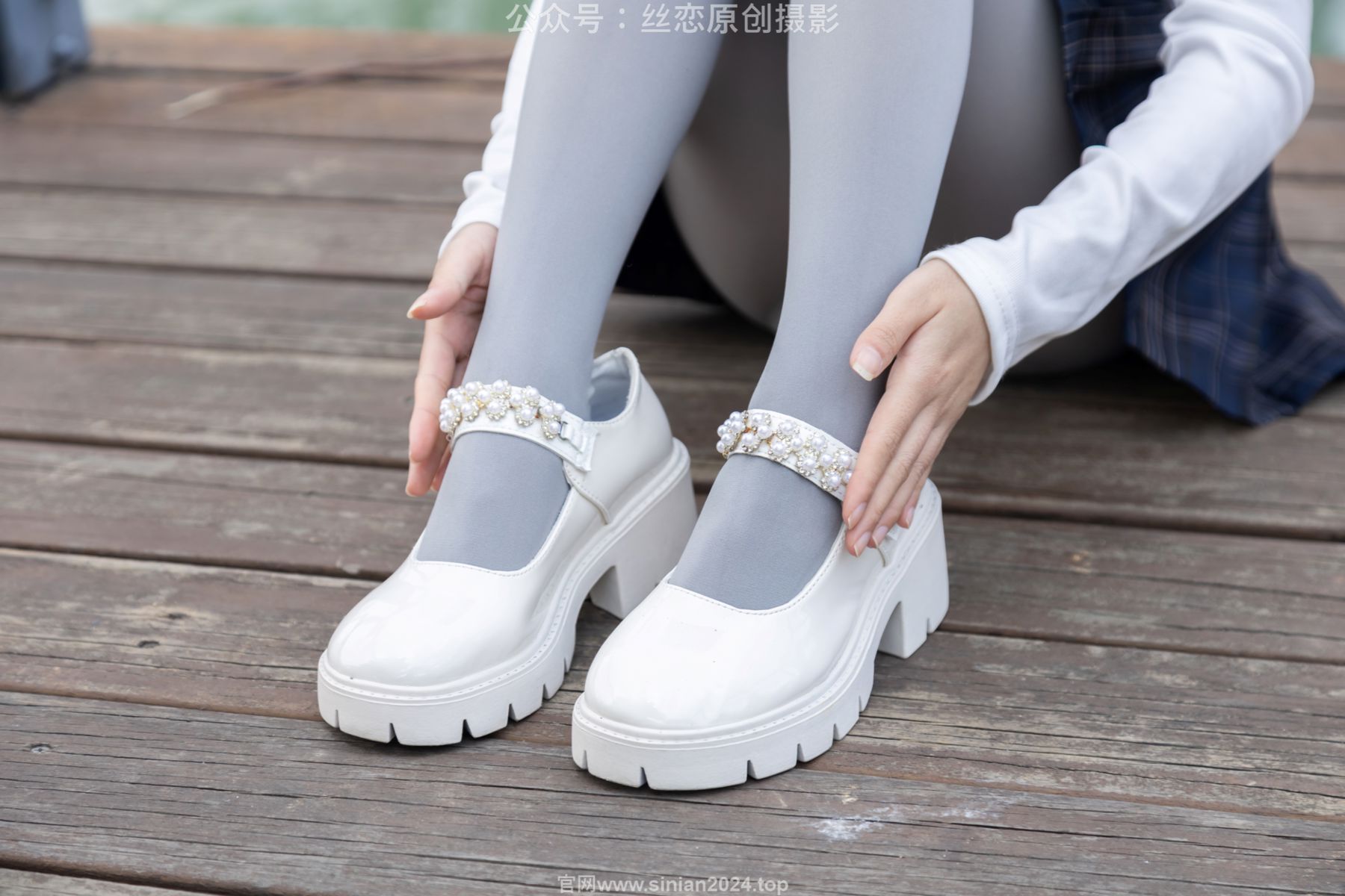 丝恋摄影 No.009 小梦 - 白色衬衫 碎花短裙 灰色丝袜 白色玛丽珍/(283P)