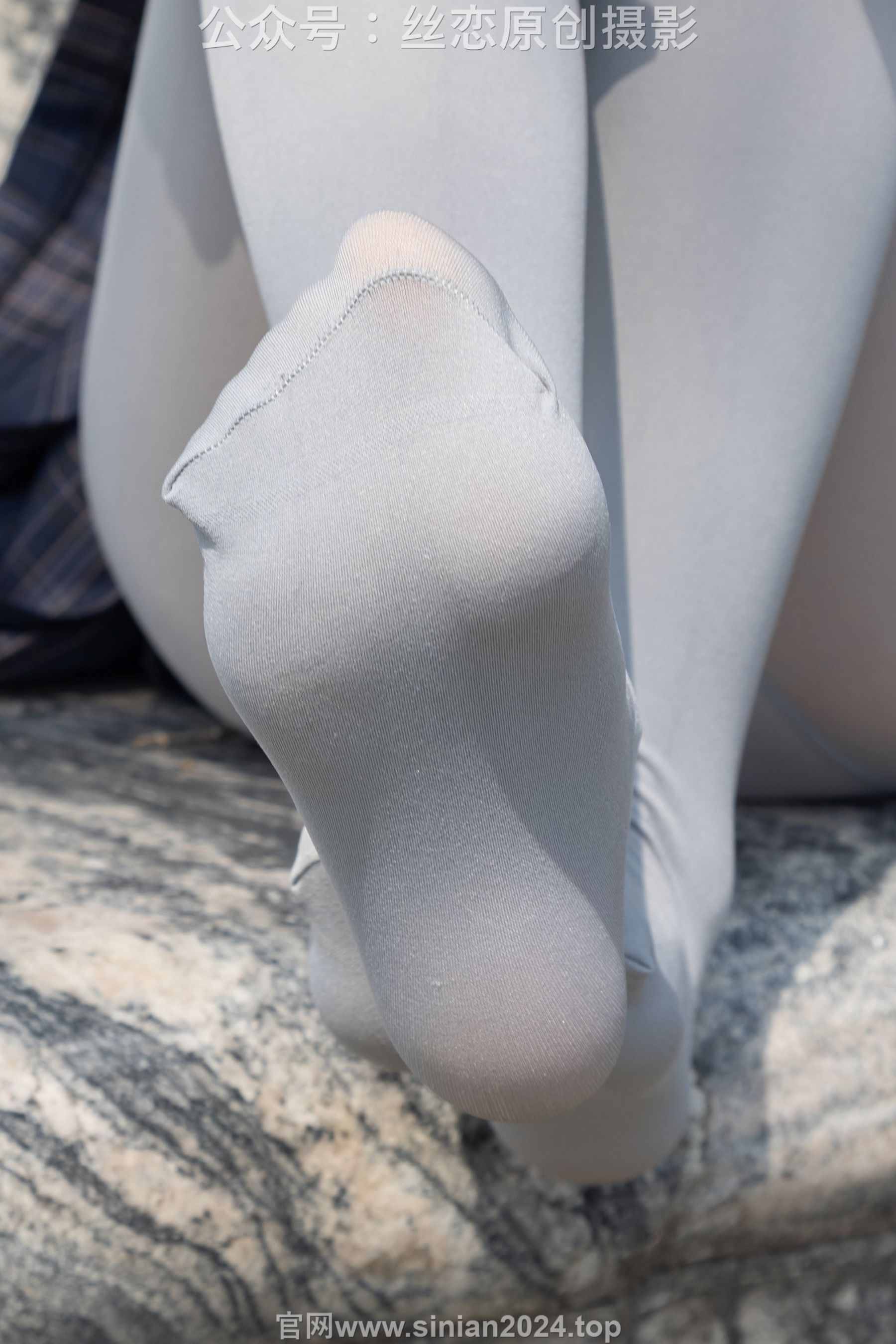 丝恋摄影 No.009 小梦 - 白色衬衫 碎花短裙 灰色丝袜 白色玛丽珍/(283P)