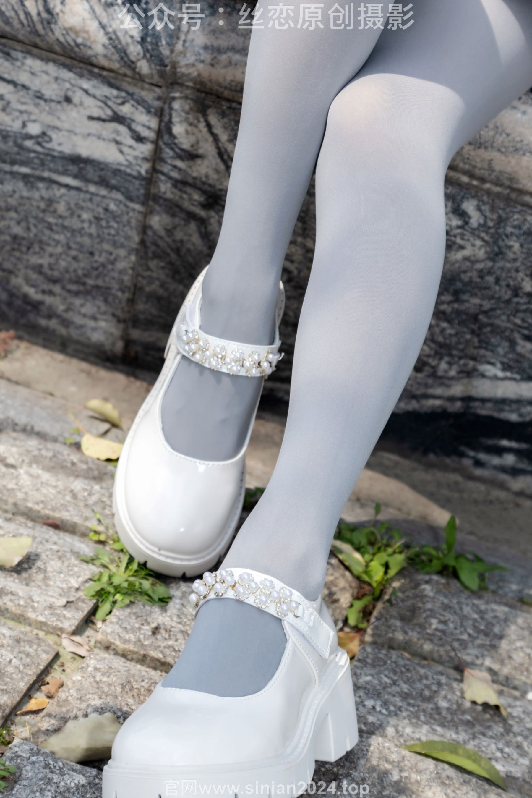 丝恋摄影 No.009 小梦 - 白色衬衫 碎花短裙 灰色丝袜 白色玛丽珍/(283P)