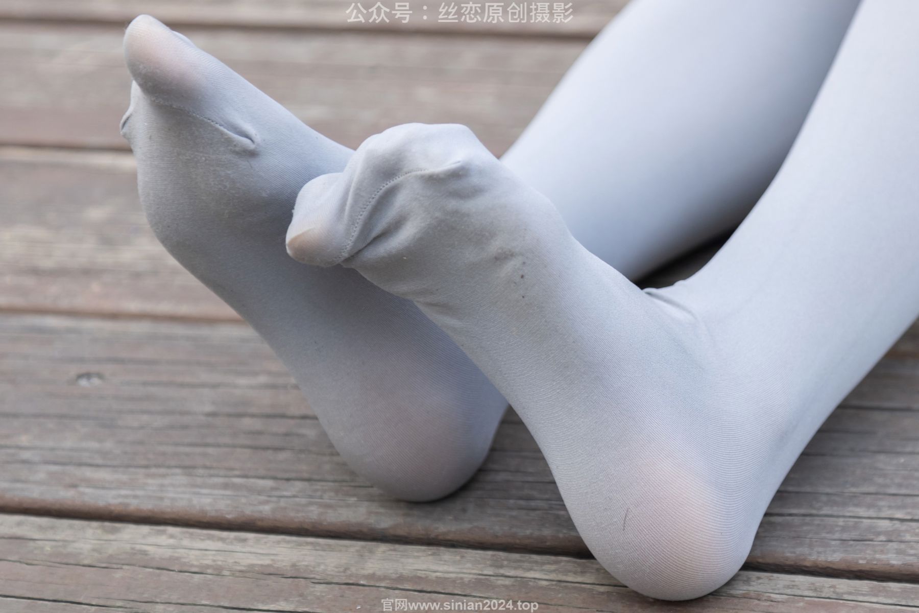 丝恋摄影 No.009 小梦 - 白色衬衫 碎花短裙 灰色丝袜 白色玛丽珍/(283P)