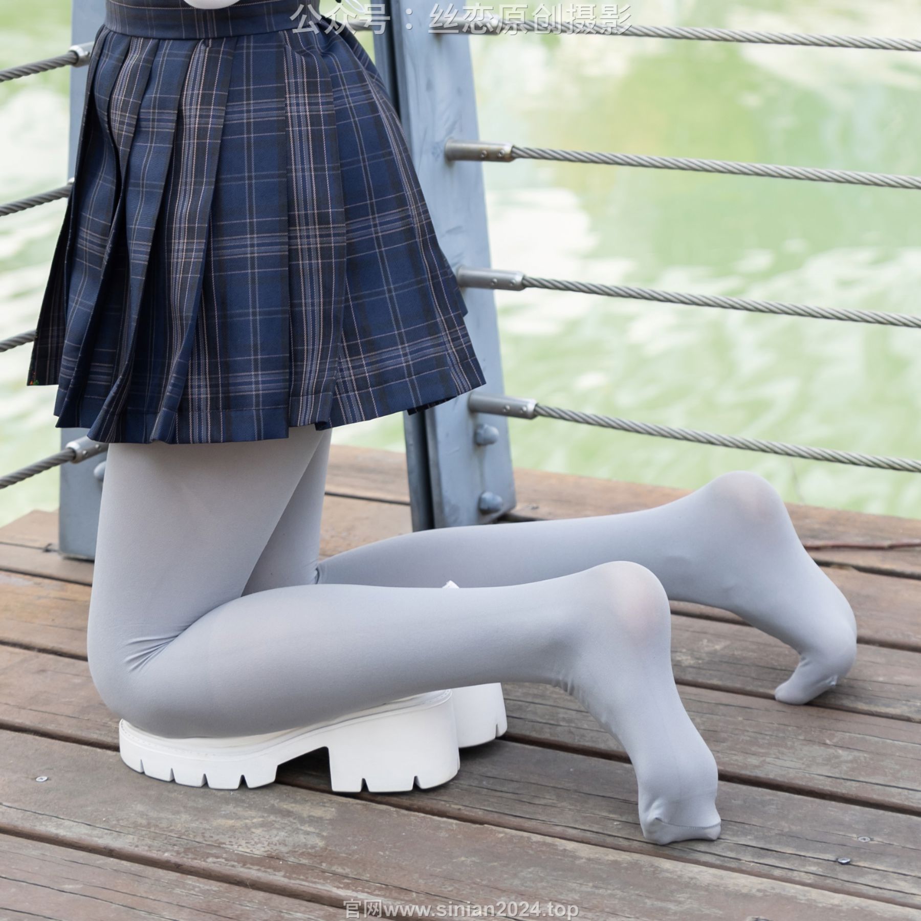 丝恋摄影 No.009 小梦 - 白色衬衫 碎花短裙 灰色丝袜 白色玛丽珍/(283P)