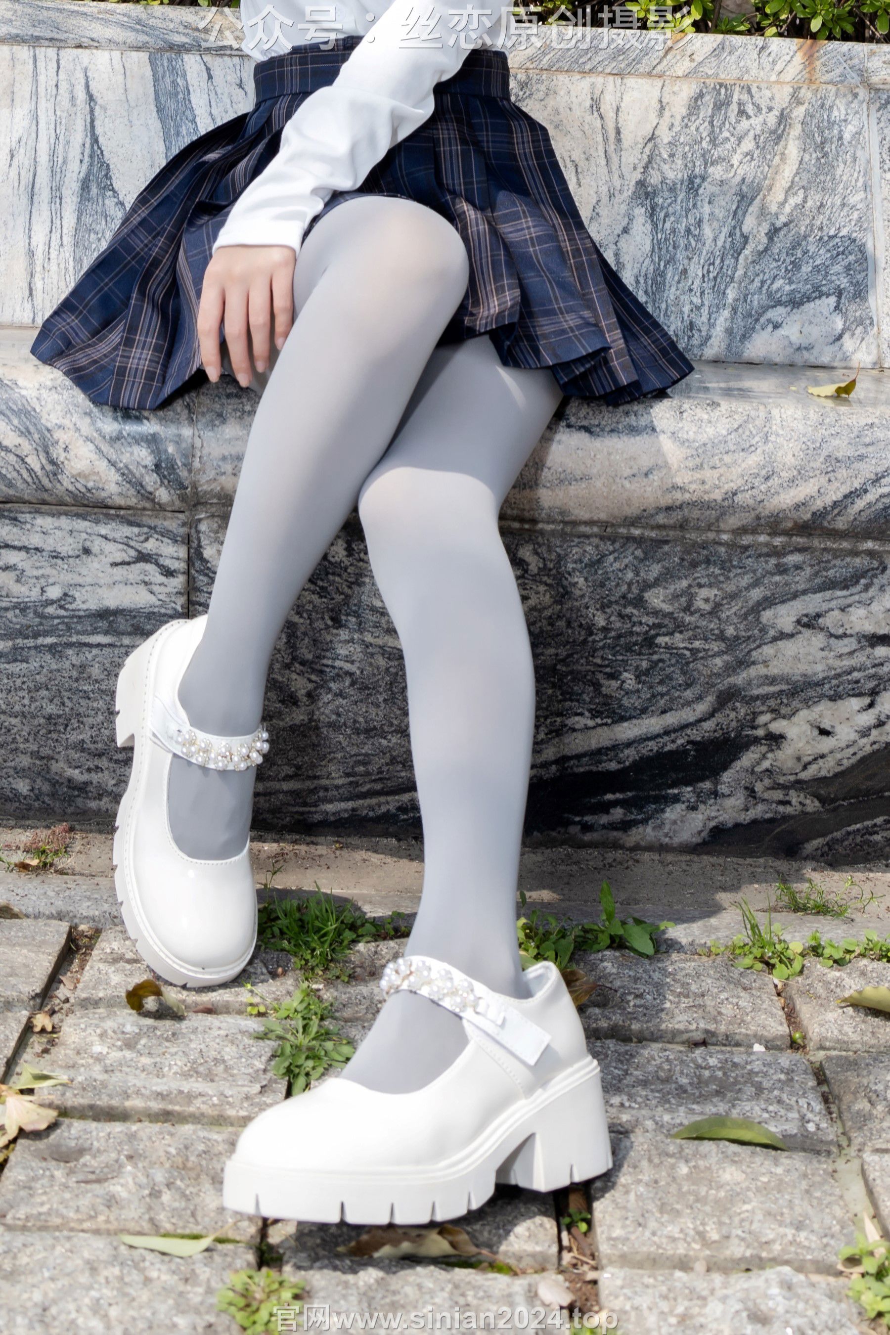 丝恋摄影 No.009 小梦 - 白色衬衫 碎花短裙 灰色丝袜 白色玛丽珍/(283P)