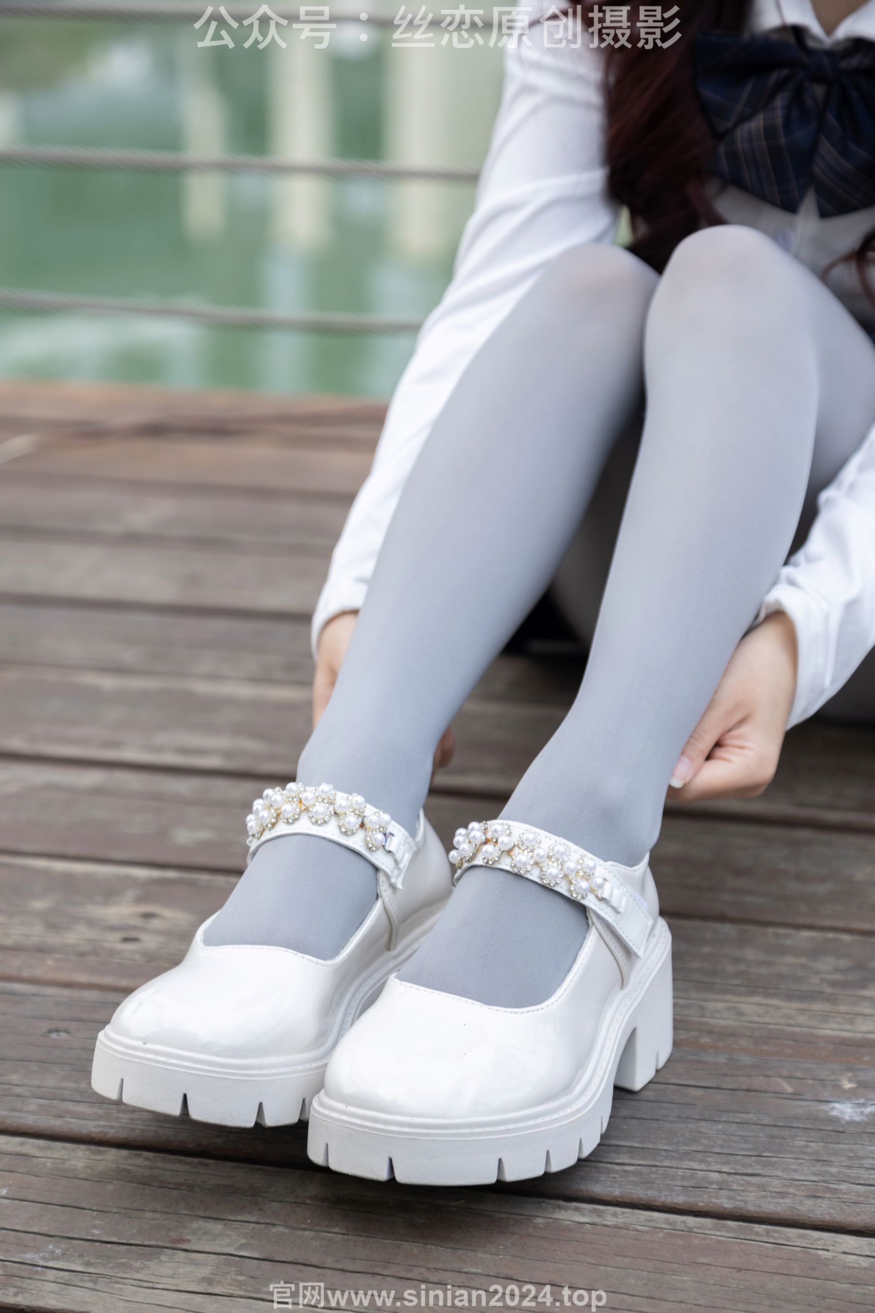 丝恋摄影 No.009 小梦 - 白色衬衫 碎花短裙 灰色丝袜 白色玛丽珍/(283P)