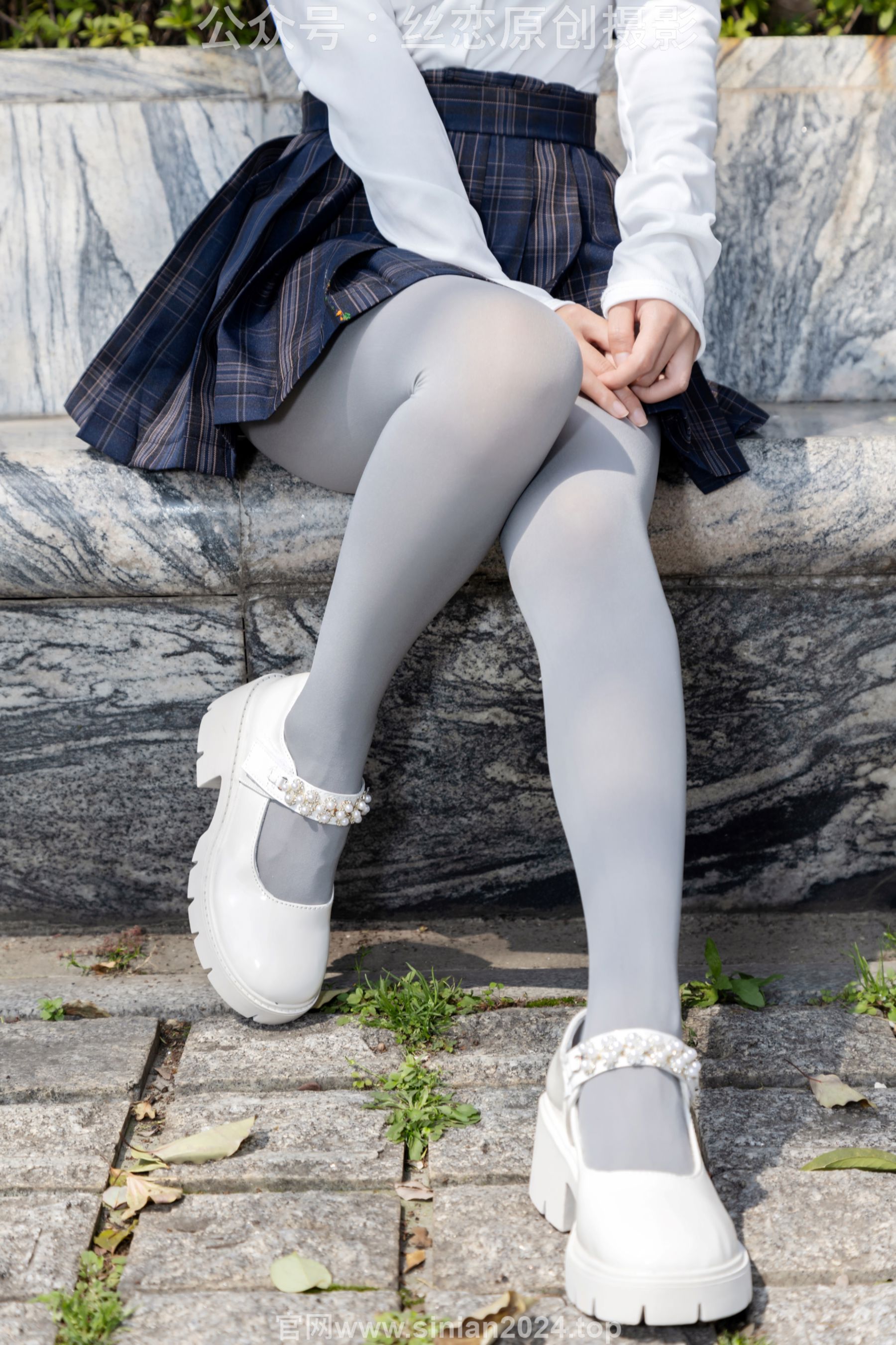 丝恋摄影 No.009 小梦 - 白色衬衫 碎花短裙 灰色丝袜 白色玛丽珍/(283P)