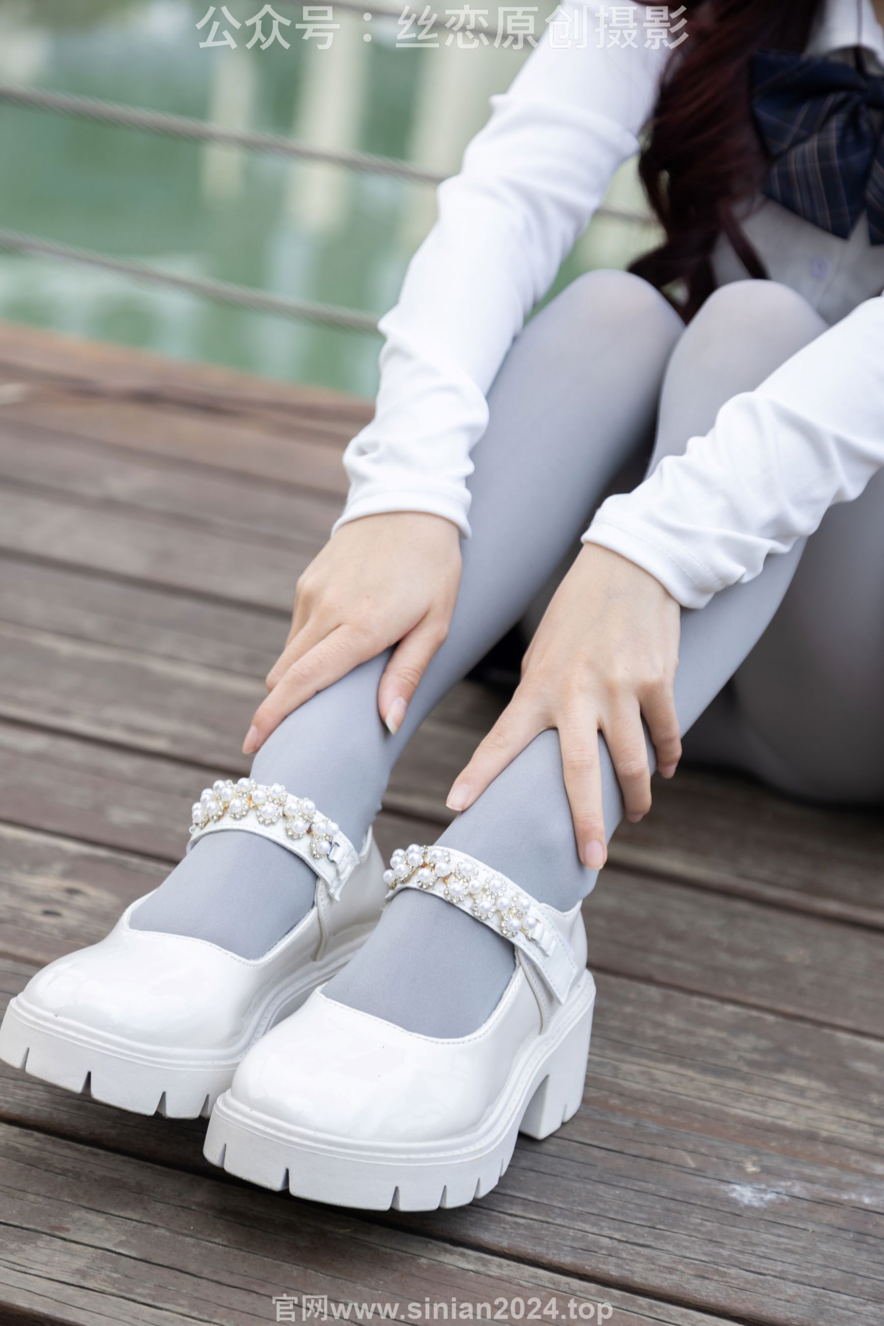 丝恋摄影 No.009 小梦 - 白色衬衫 碎花短裙 灰色丝袜 白色玛丽珍/(283P)