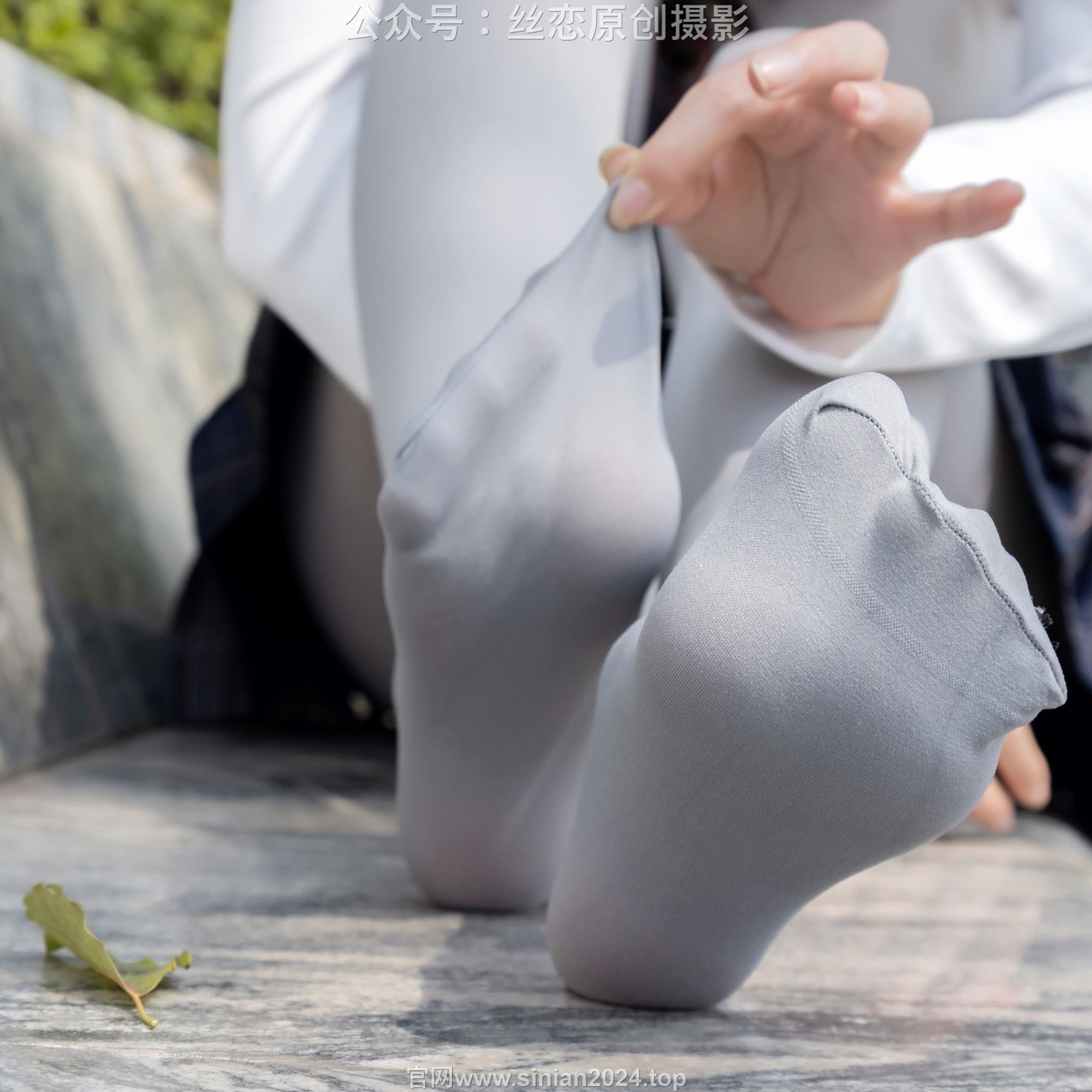 丝恋摄影 No.009 小梦 - 白色衬衫 碎花短裙 灰色丝袜 白色玛丽珍/(283P)