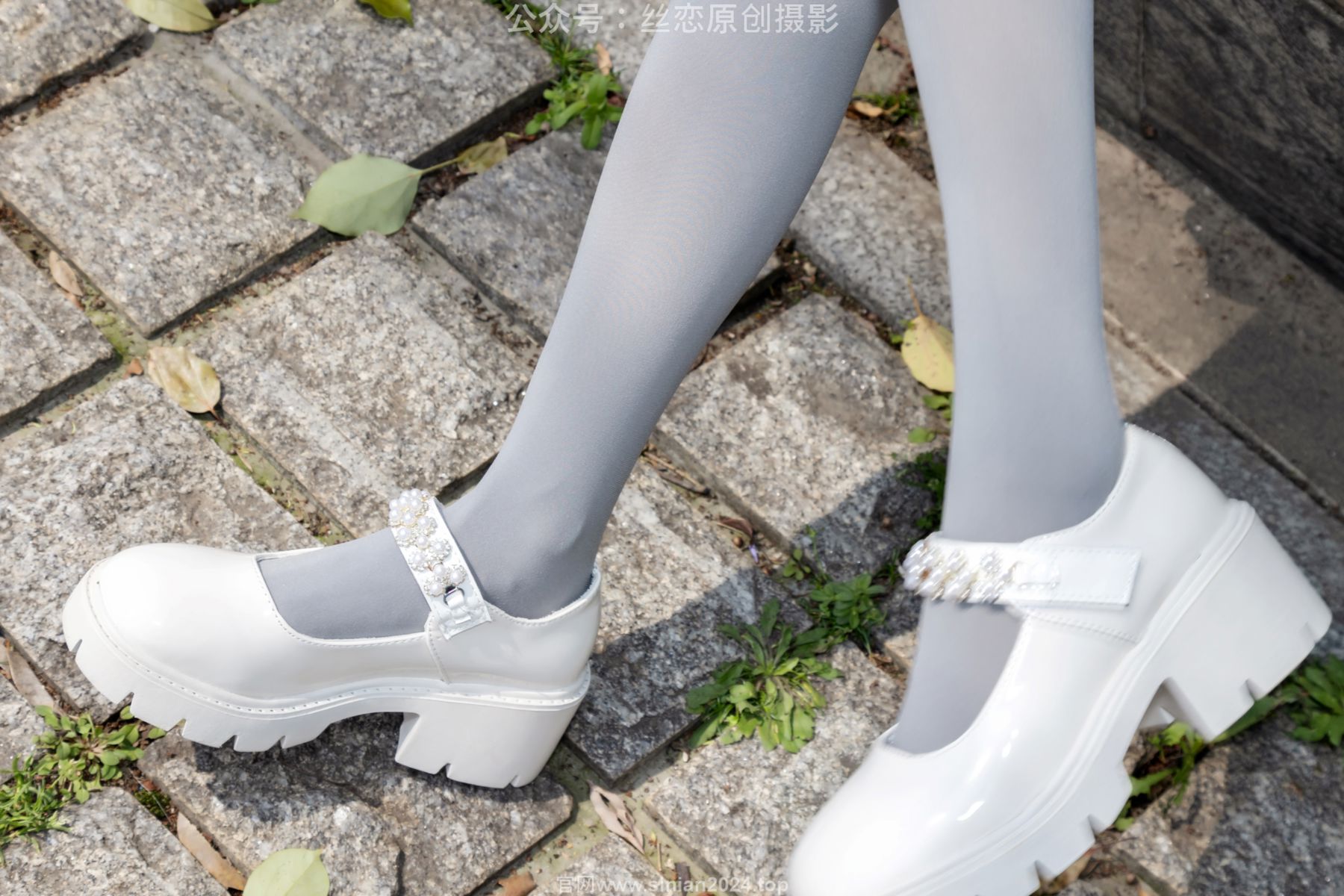 丝恋摄影 No.009 小梦 - 白色衬衫 碎花短裙 灰色丝袜 白色玛丽珍/(283P)