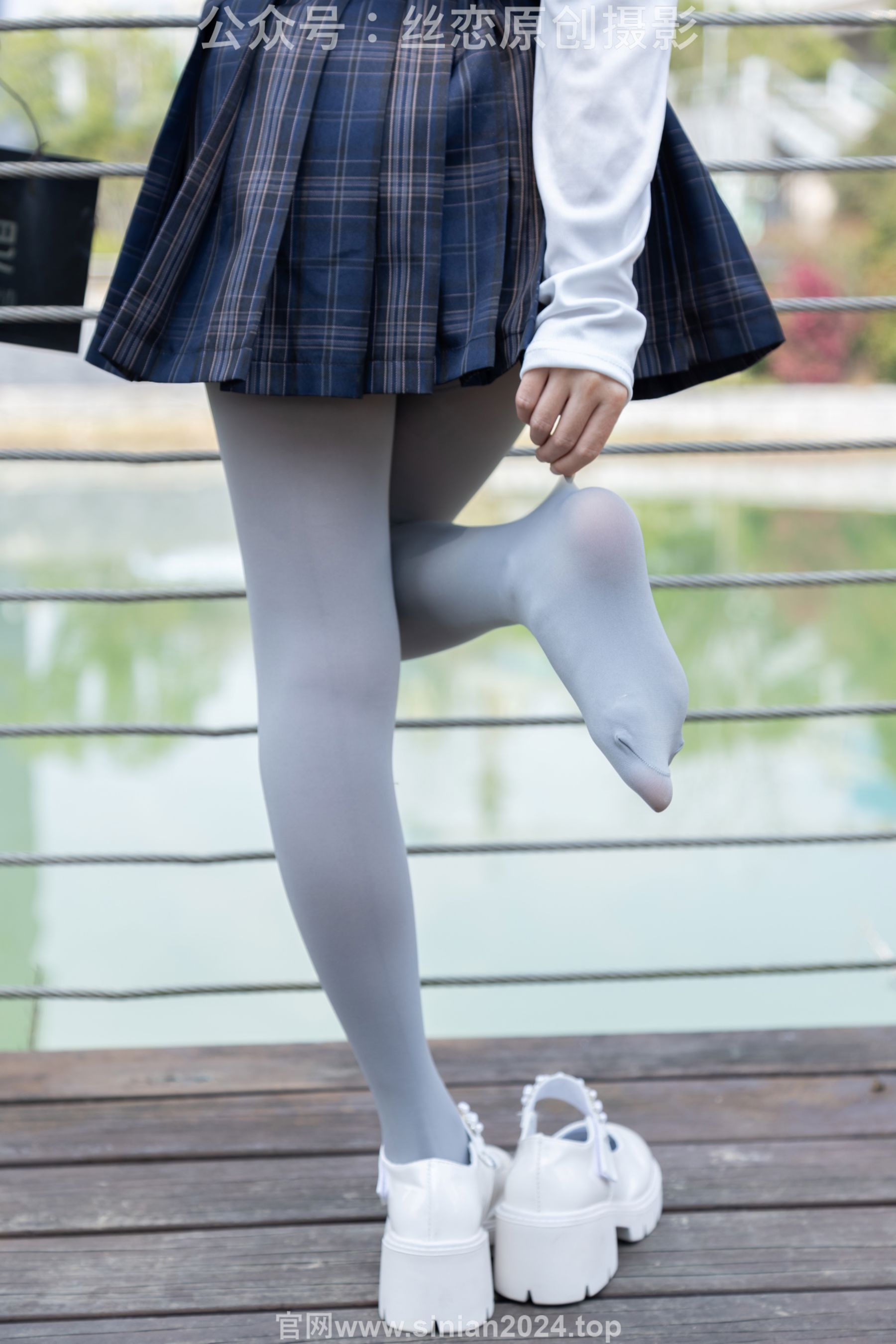 丝恋摄影 No.009 小梦 - 白色衬衫 碎花短裙 灰色丝袜 白色玛丽珍/(283P)