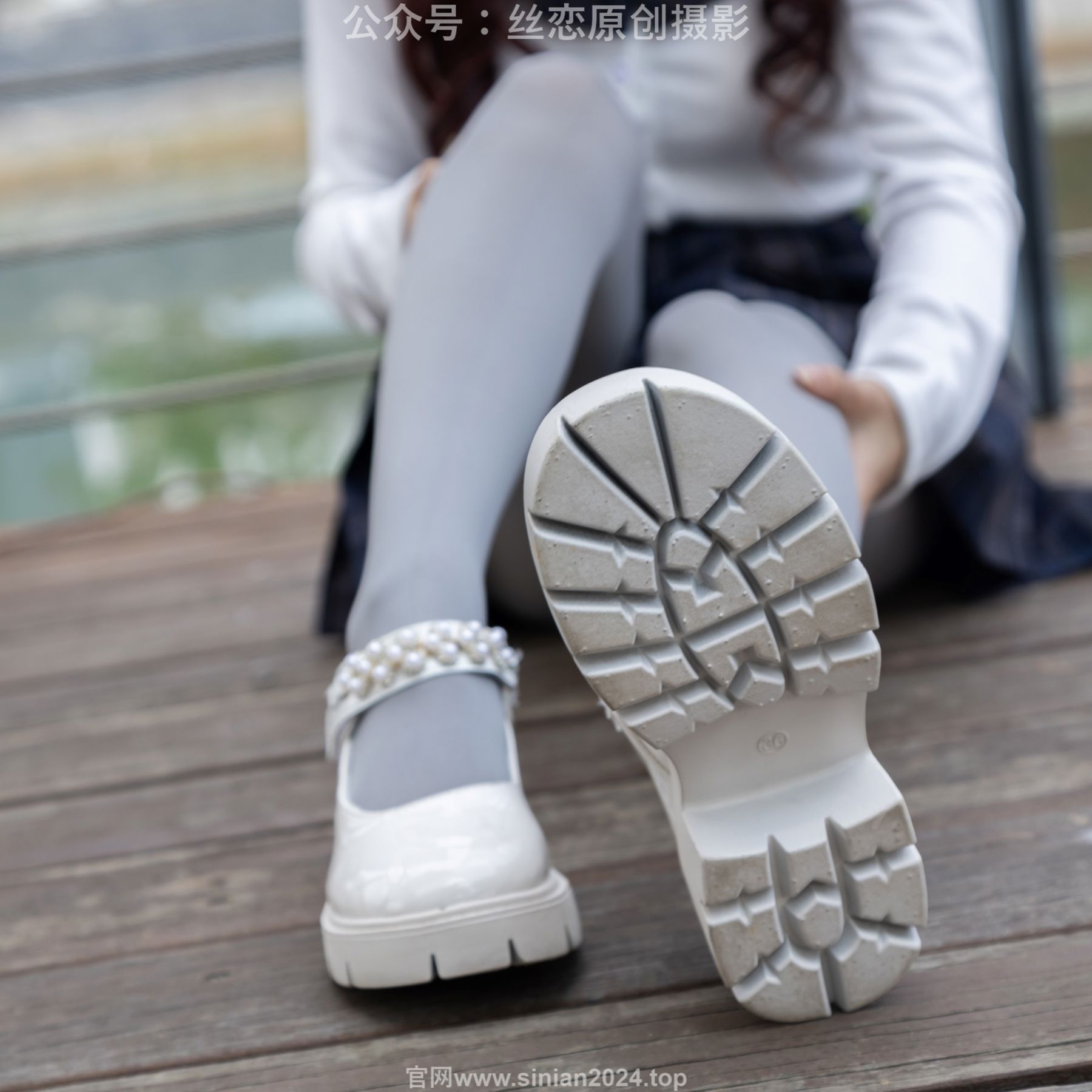 丝恋摄影 No.009 小梦 - 白色衬衫 碎花短裙 灰色丝袜 白色玛丽珍/(283P)