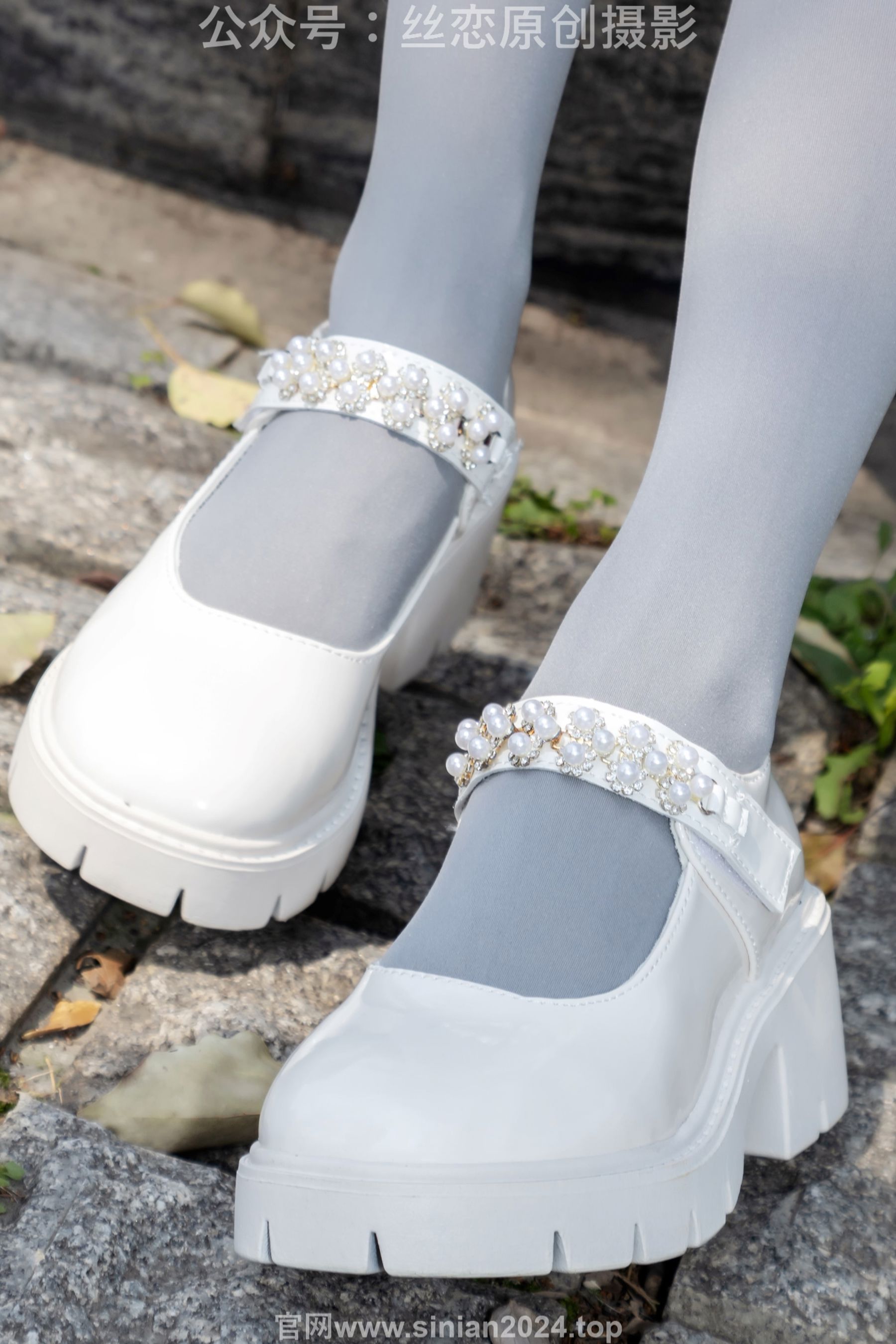 丝恋摄影 No.009 小梦 - 白色衬衫 碎花短裙 灰色丝袜 白色玛丽珍/(283P)