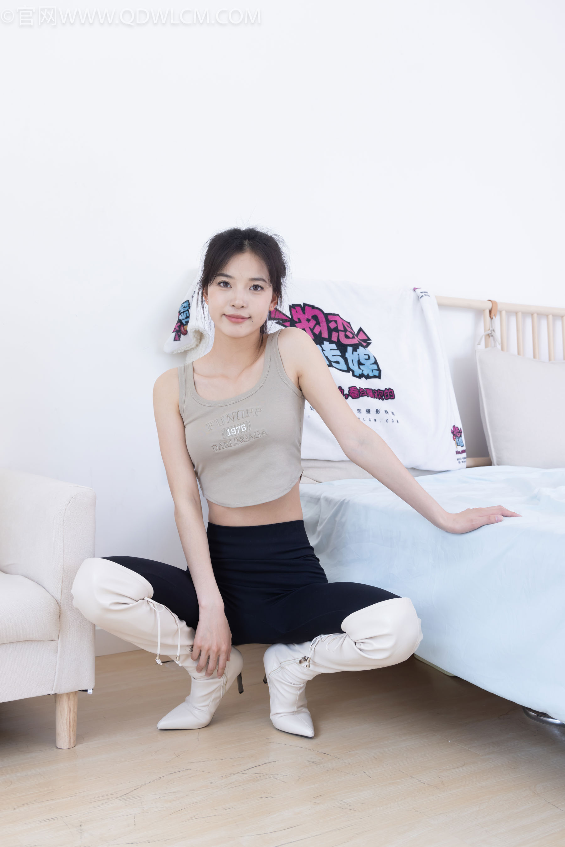 物恋传媒 No.2490 茯苓 - 长靴、白棉袜、裸足/(180P)