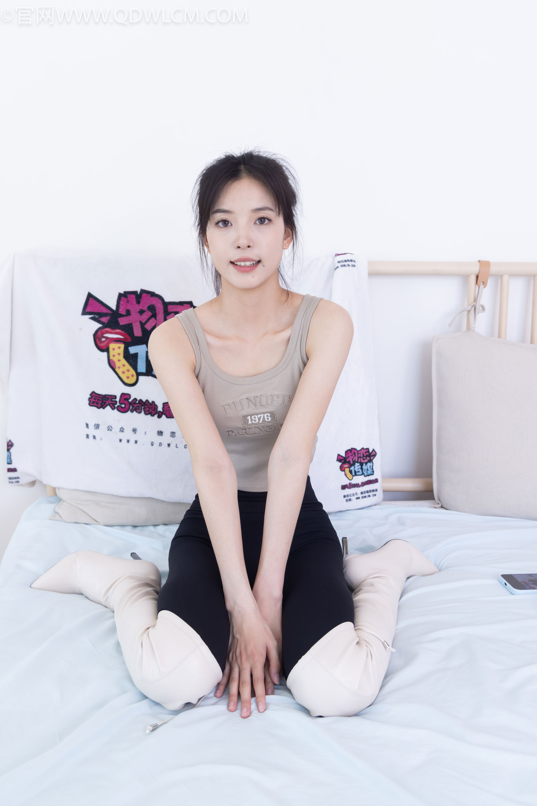 物恋传媒 No.2490 茯苓 - 长靴、白棉袜、裸足/(180P)