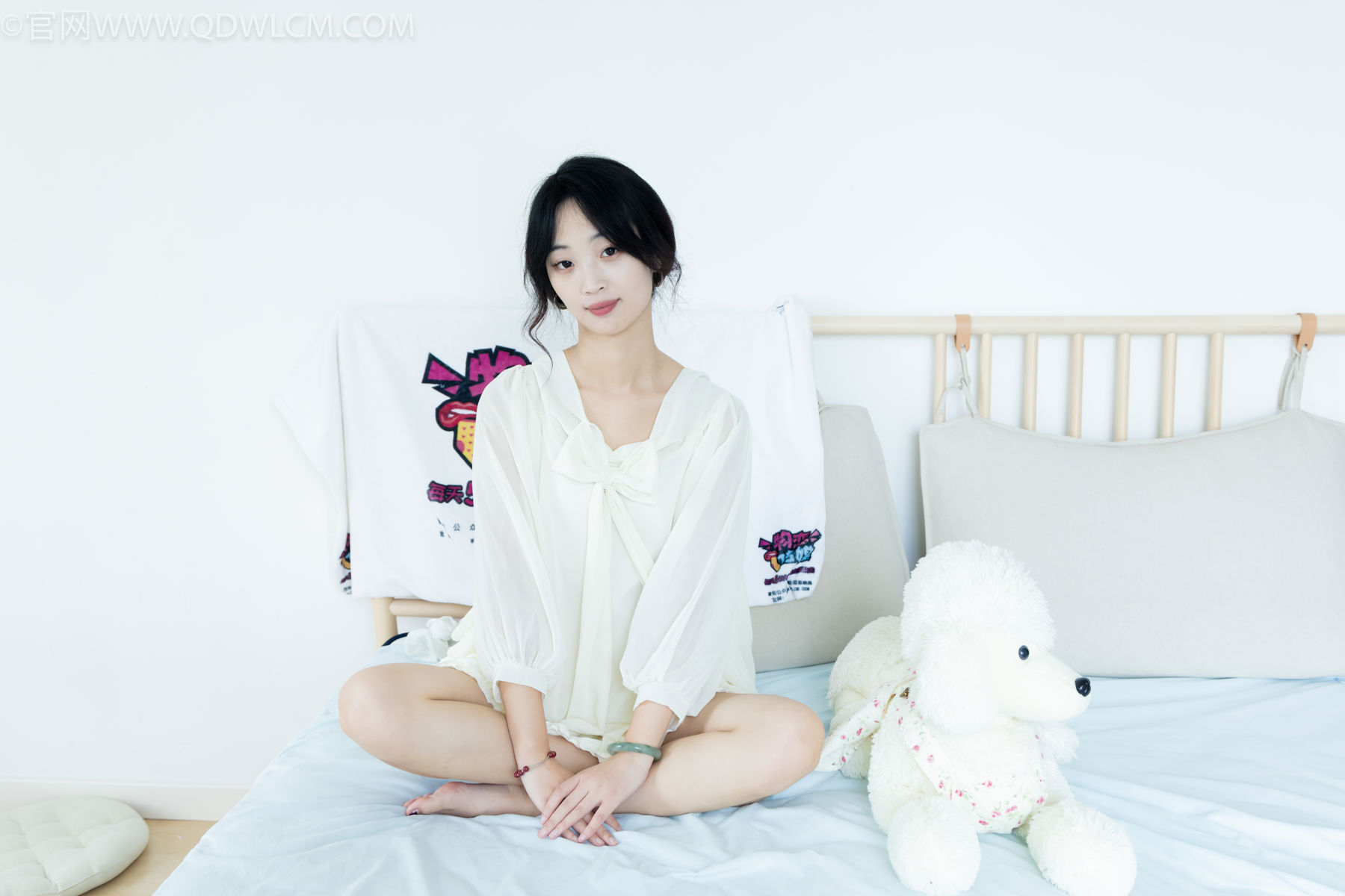 物恋传媒 No.2489 南南 - 板鞋、白棉袜、裸足/(150P)