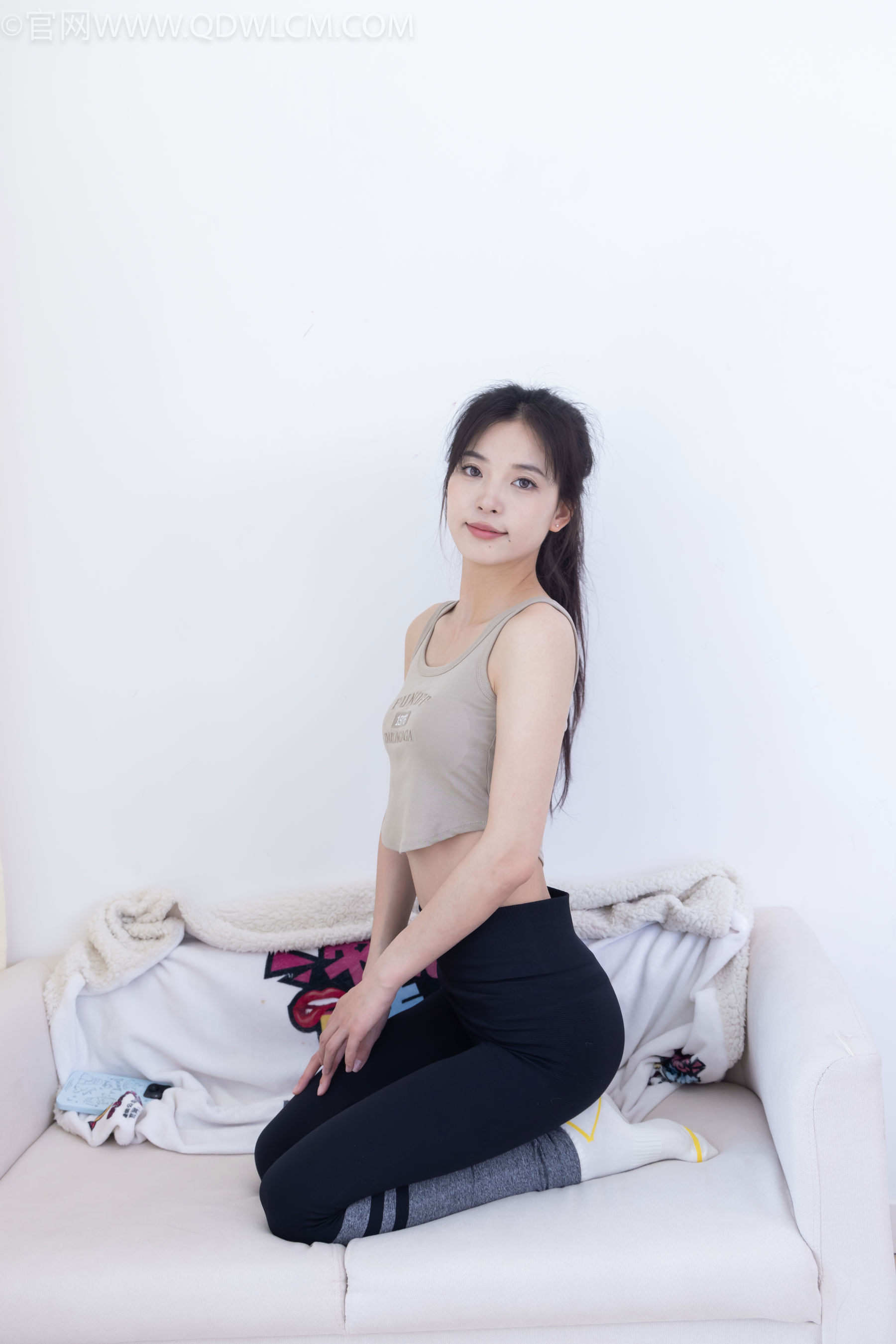 物恋传媒 No.2490 茯苓 - 长靴、白棉袜、裸足/(180P)