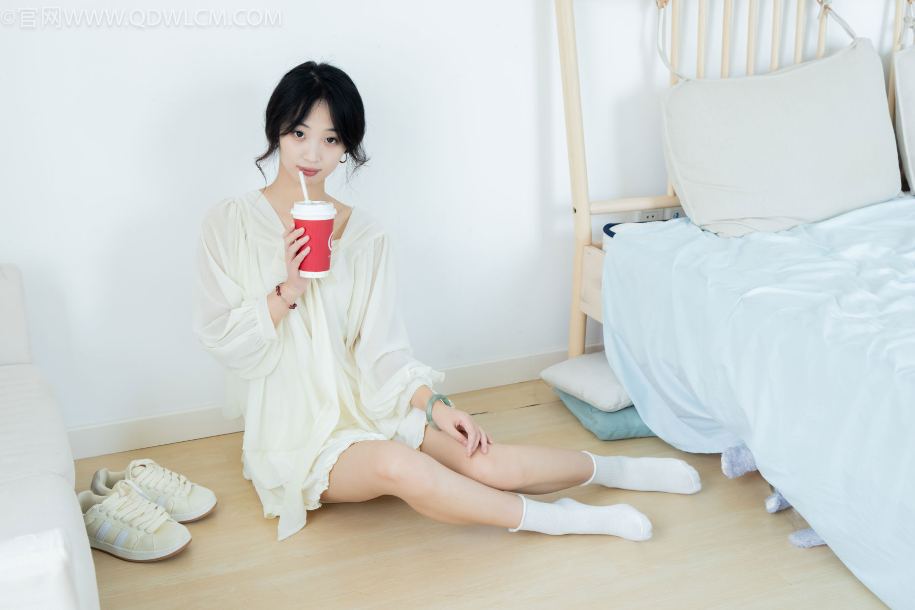 物恋传媒 No.2489 南南 - 板鞋、白棉袜、裸足/(150P)