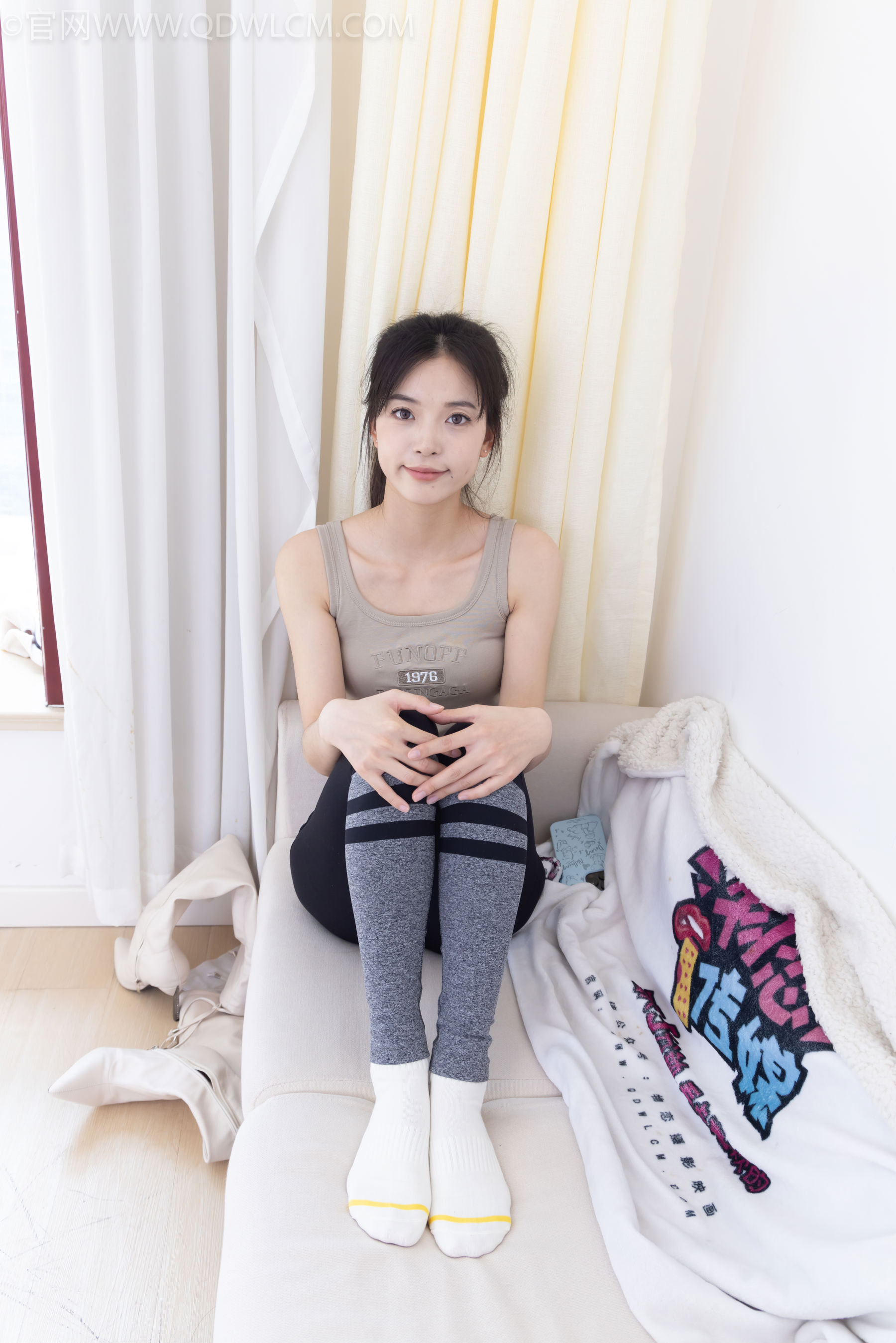 物恋传媒 No.2490 茯苓 - 长靴、白棉袜、裸足/(180P)