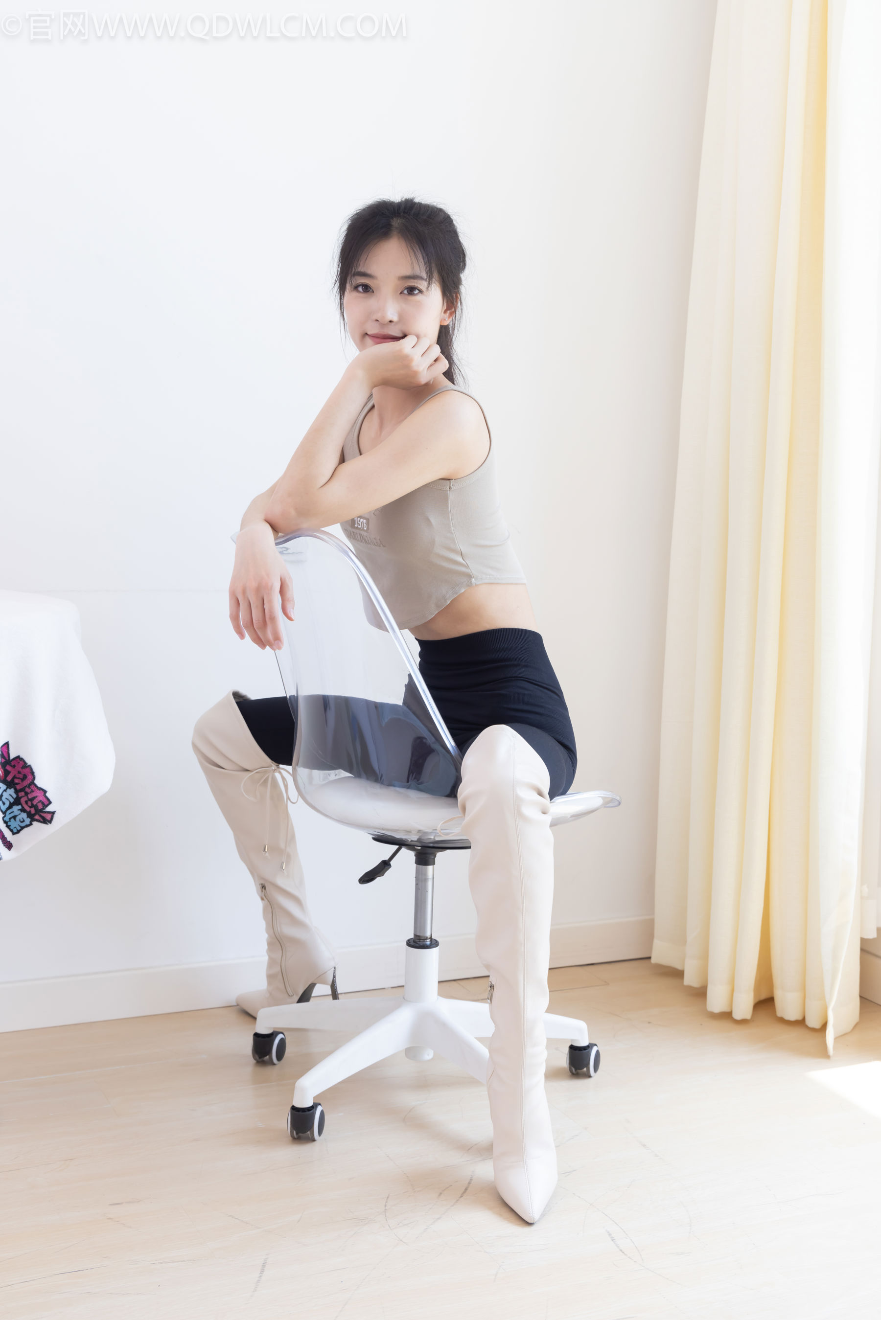 物恋传媒 No.2490 茯苓 - 长靴、白棉袜、裸足/(180P)