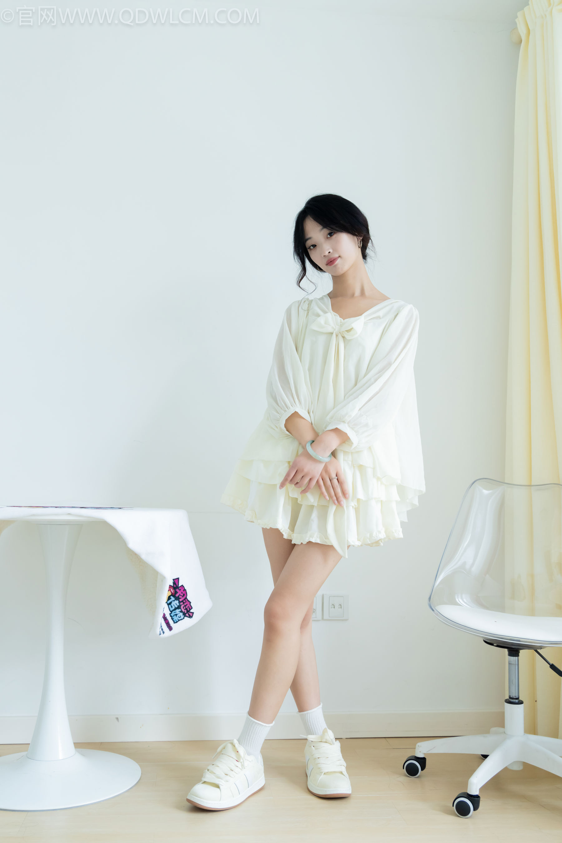 物恋传媒 No.2489 南南 - 板鞋、白棉袜、裸足/(150P)