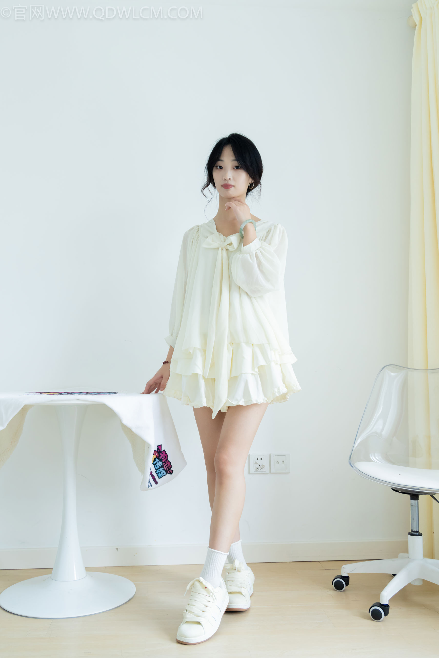 物恋传媒 No.2489 南南 - 板鞋、白棉袜、裸足/(150P)