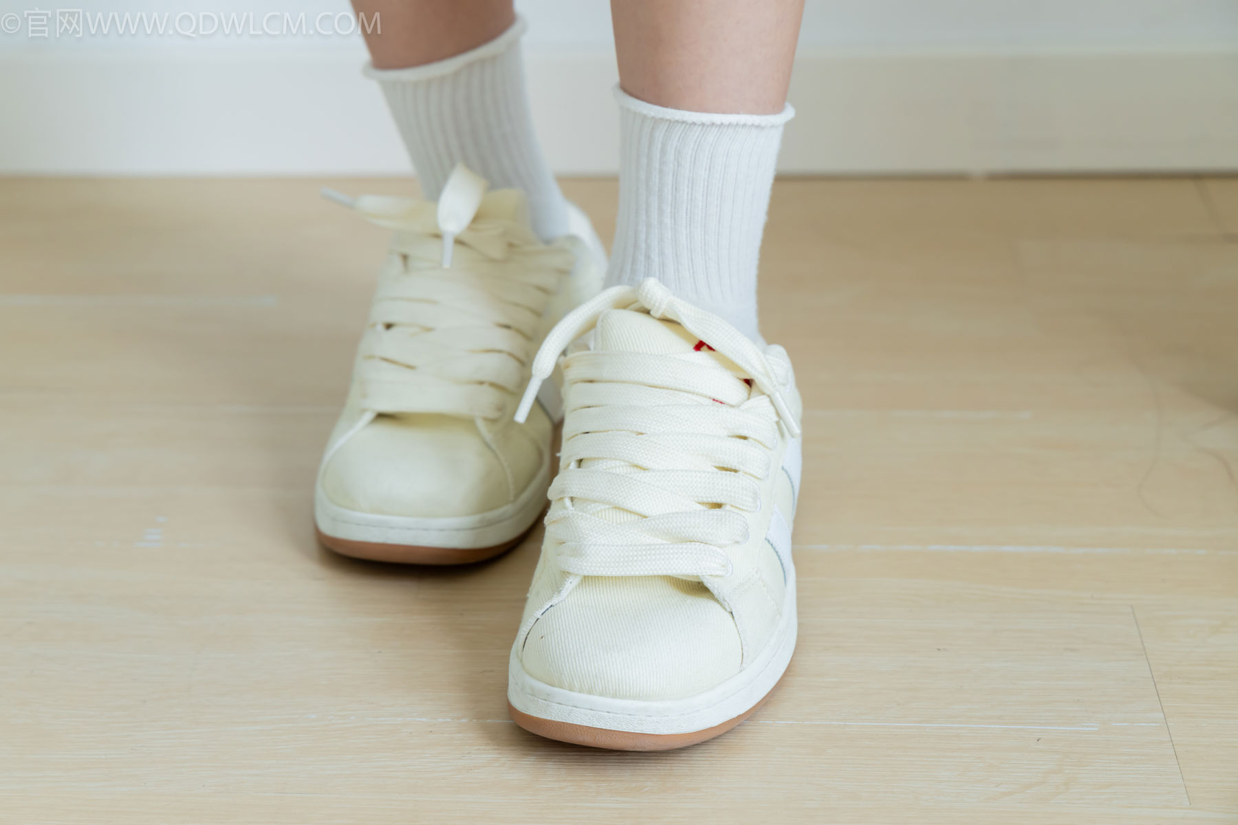 物恋传媒 No.2489 南南 - 板鞋、白棉袜、裸足/(150P)