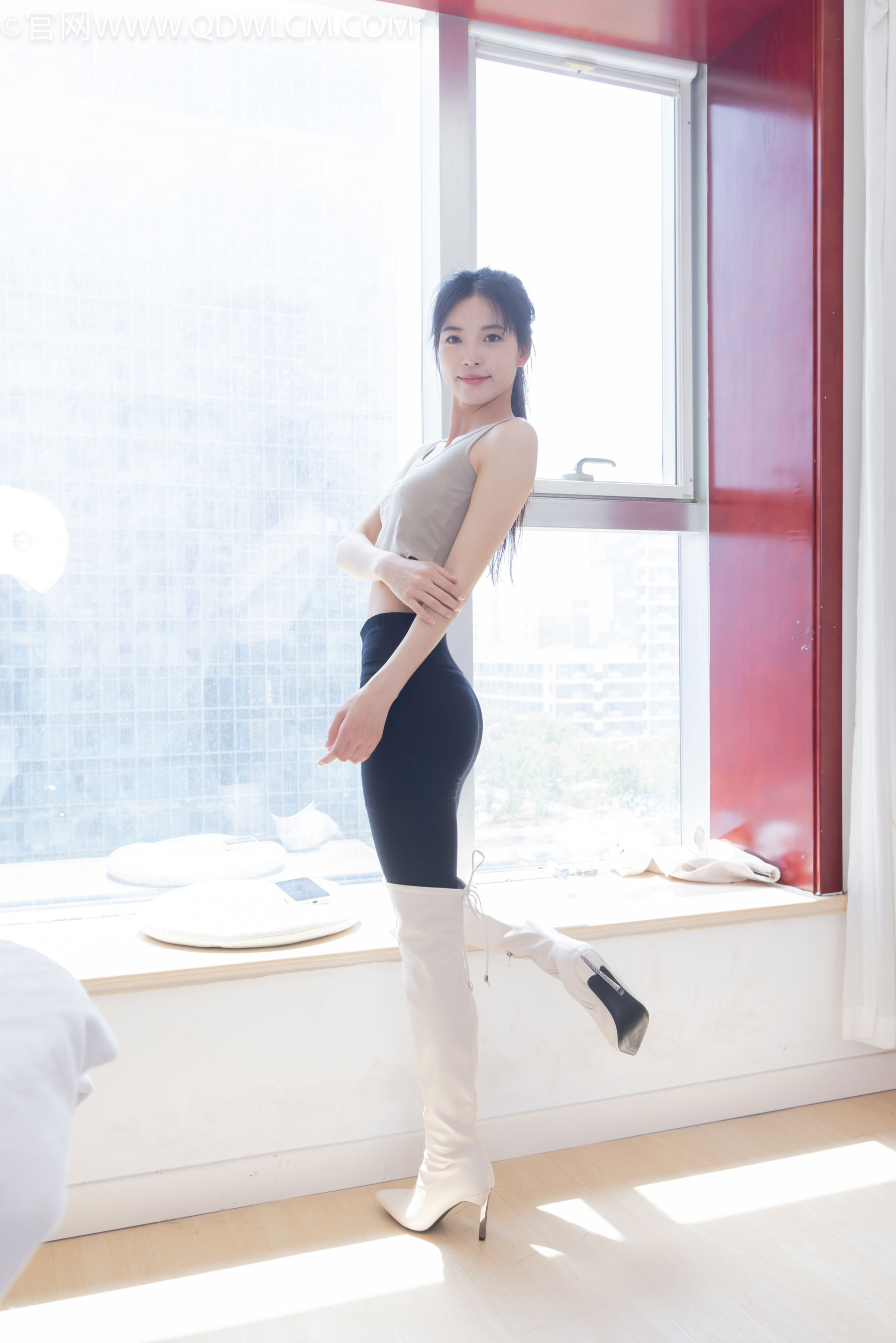 物恋传媒 No.2490 茯苓 - 长靴、白棉袜、裸足/(180P)