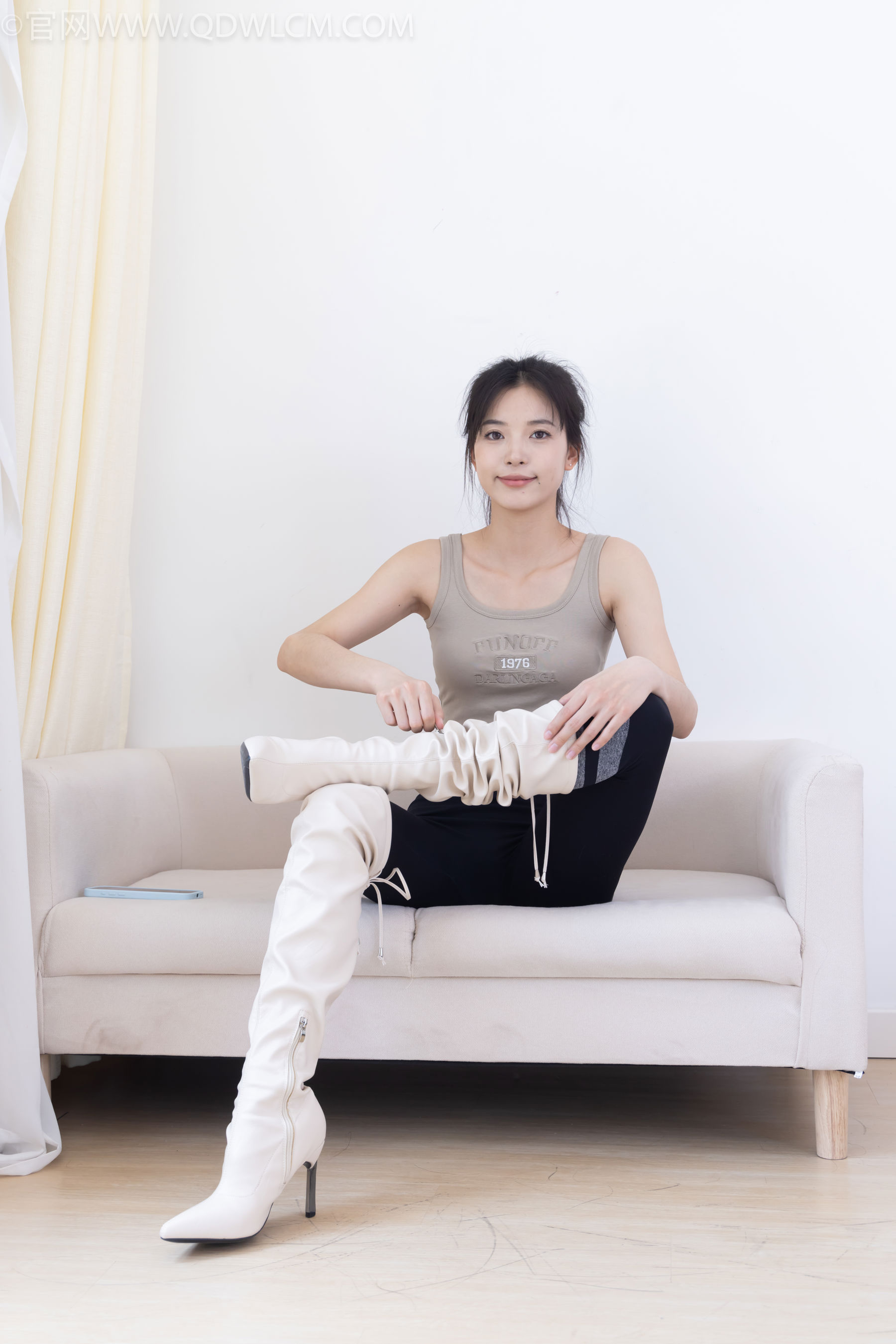 物恋传媒 No.2490 茯苓 - 长靴、白棉袜、裸足/(180P)