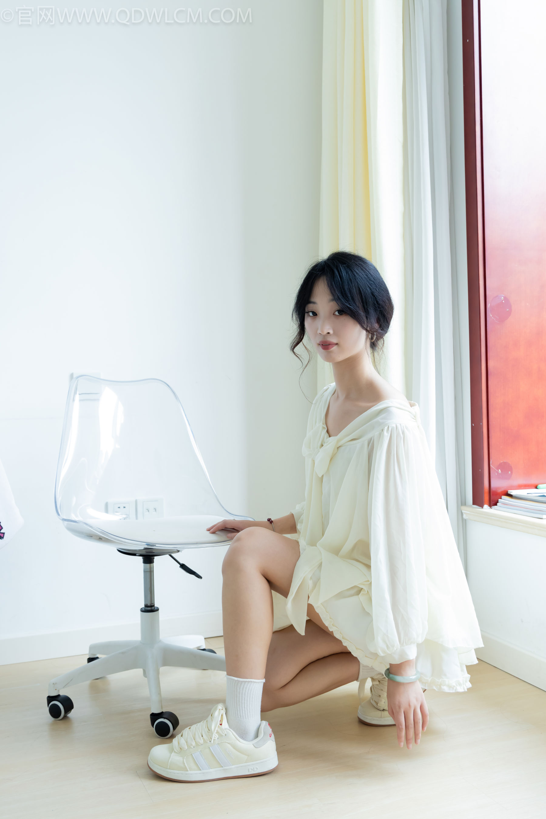 物恋传媒 No.2489 南南 - 板鞋、白棉袜、裸足/(150P)