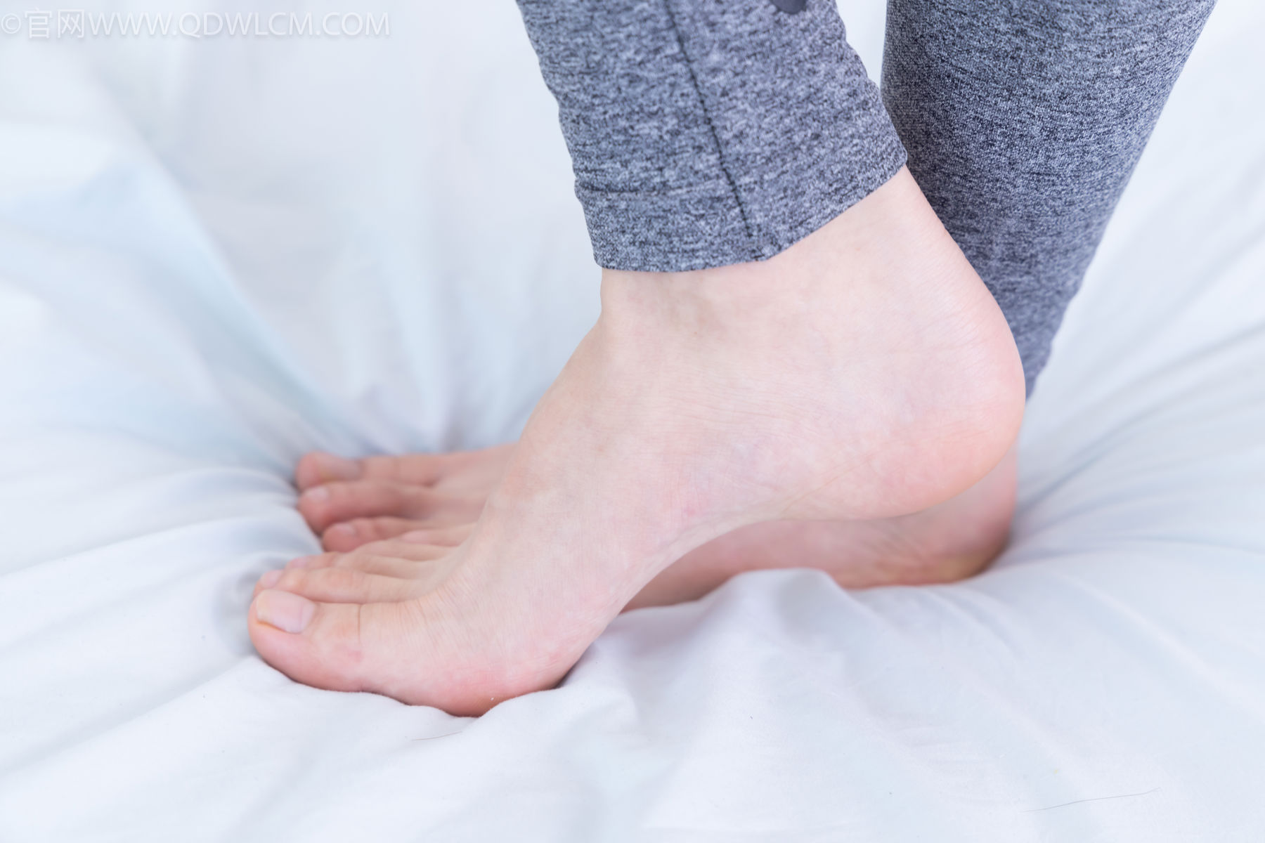 物恋传媒 No.2490 茯苓 - 长靴、白棉袜、裸足/(180P)