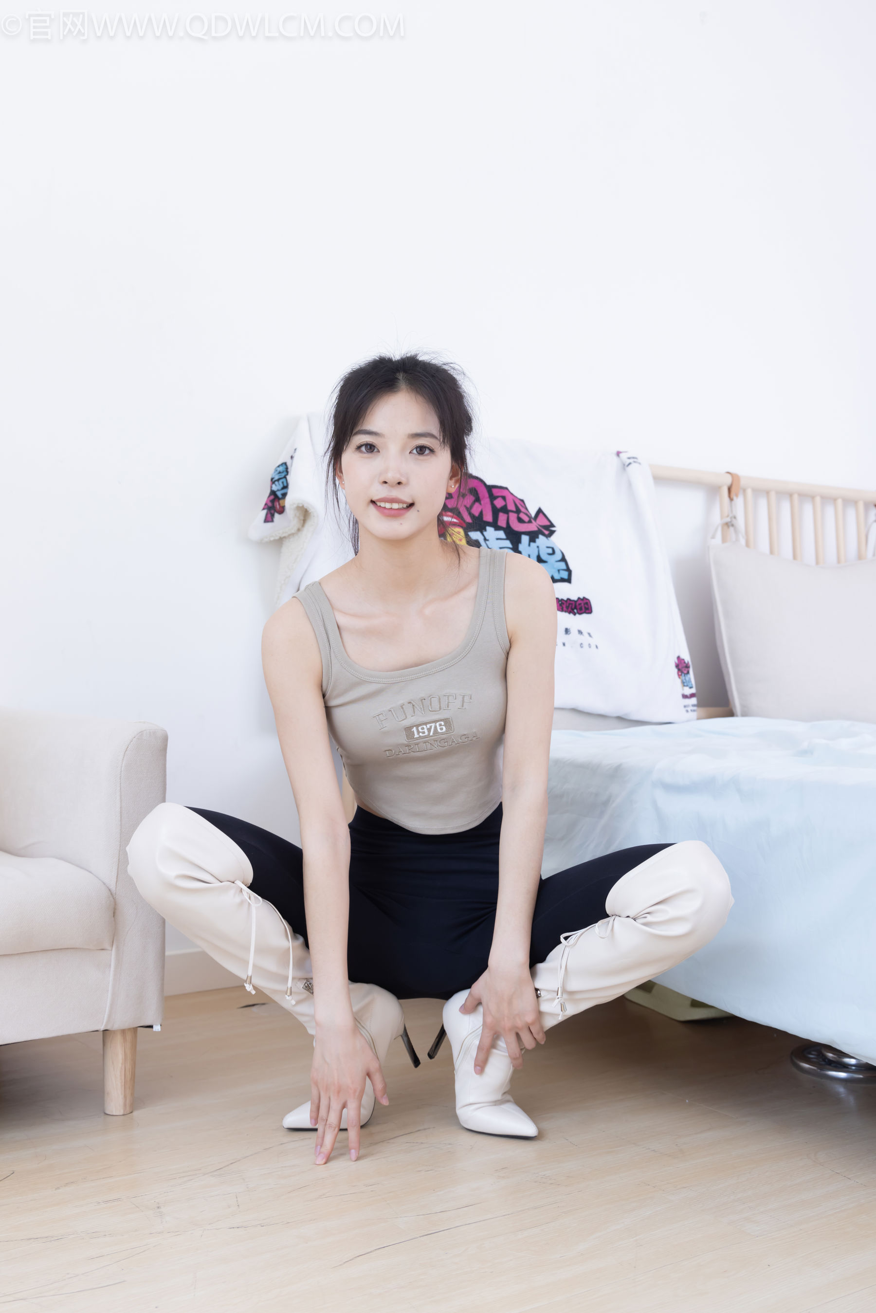 物恋传媒 No.2490 茯苓 - 长靴、白棉袜、裸足/(180P)