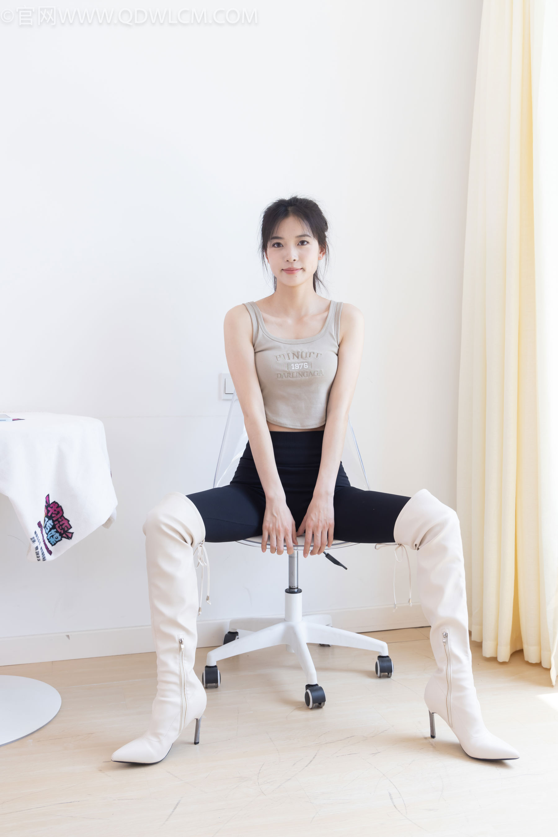 物恋传媒 No.2490 茯苓 - 长靴、白棉袜、裸足/(180P)