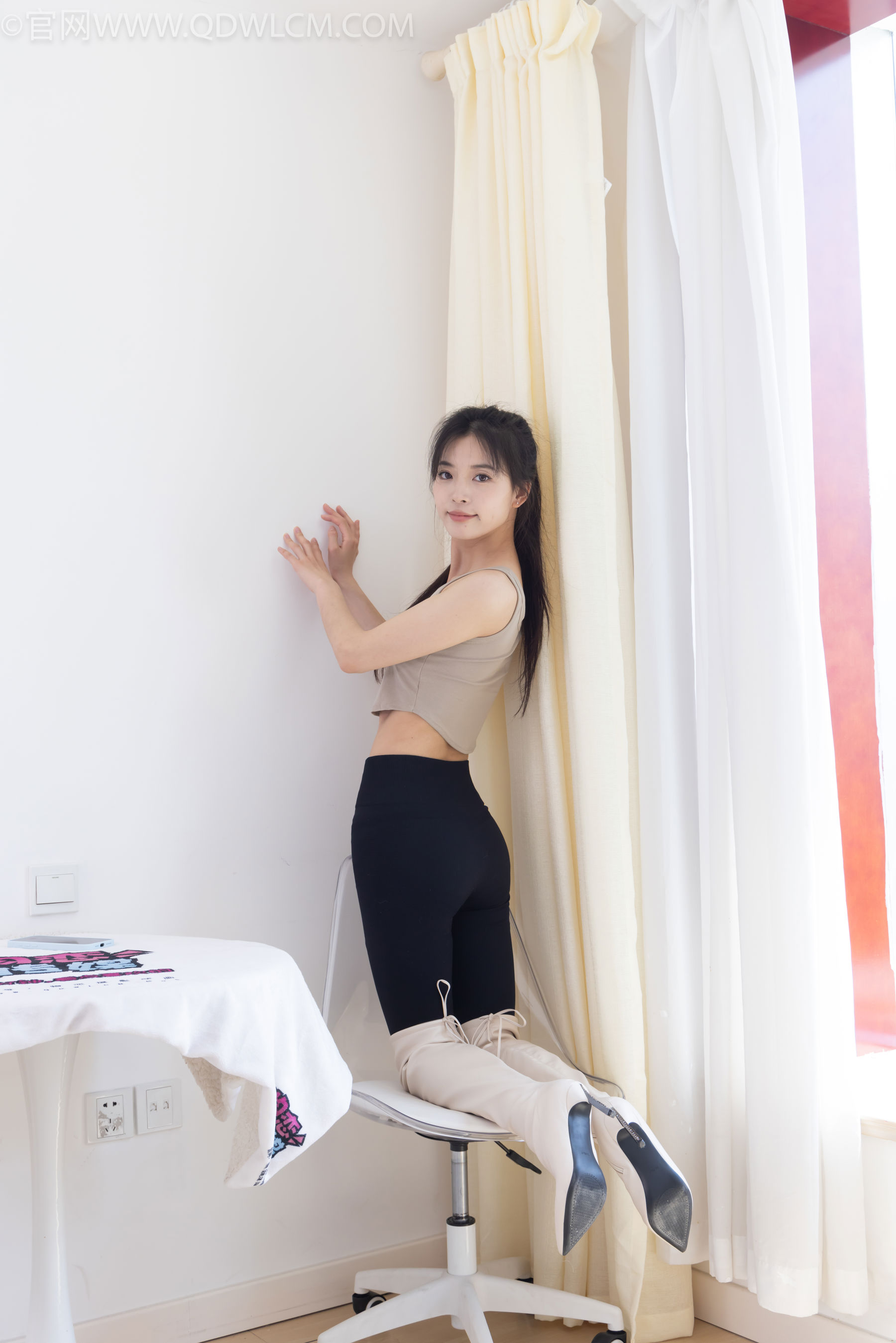 物恋传媒 No.2490 茯苓 - 长靴、白棉袜、裸足/(180P)