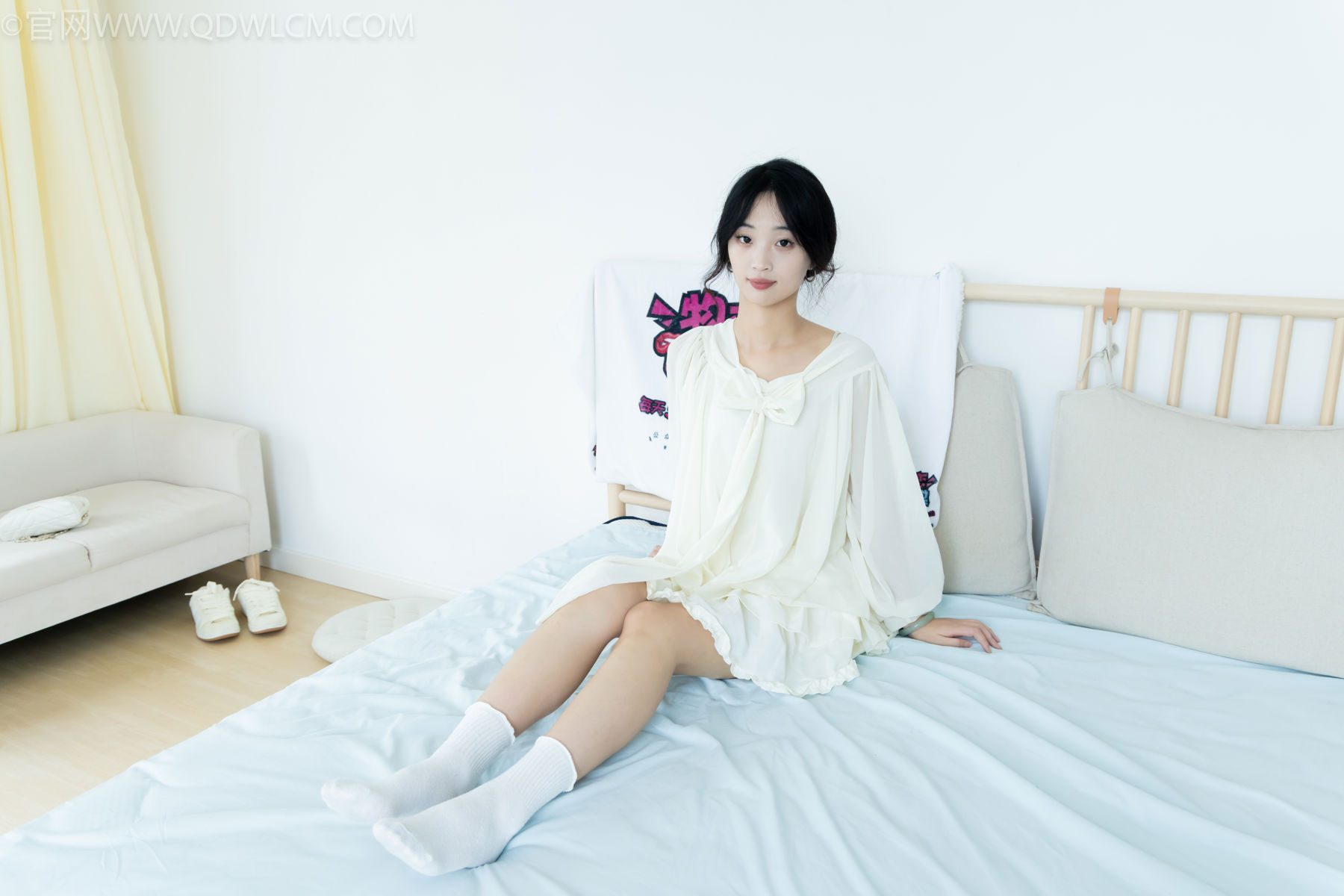 物恋传媒 No.2489 南南 - 板鞋、白棉袜、裸足/(150P)