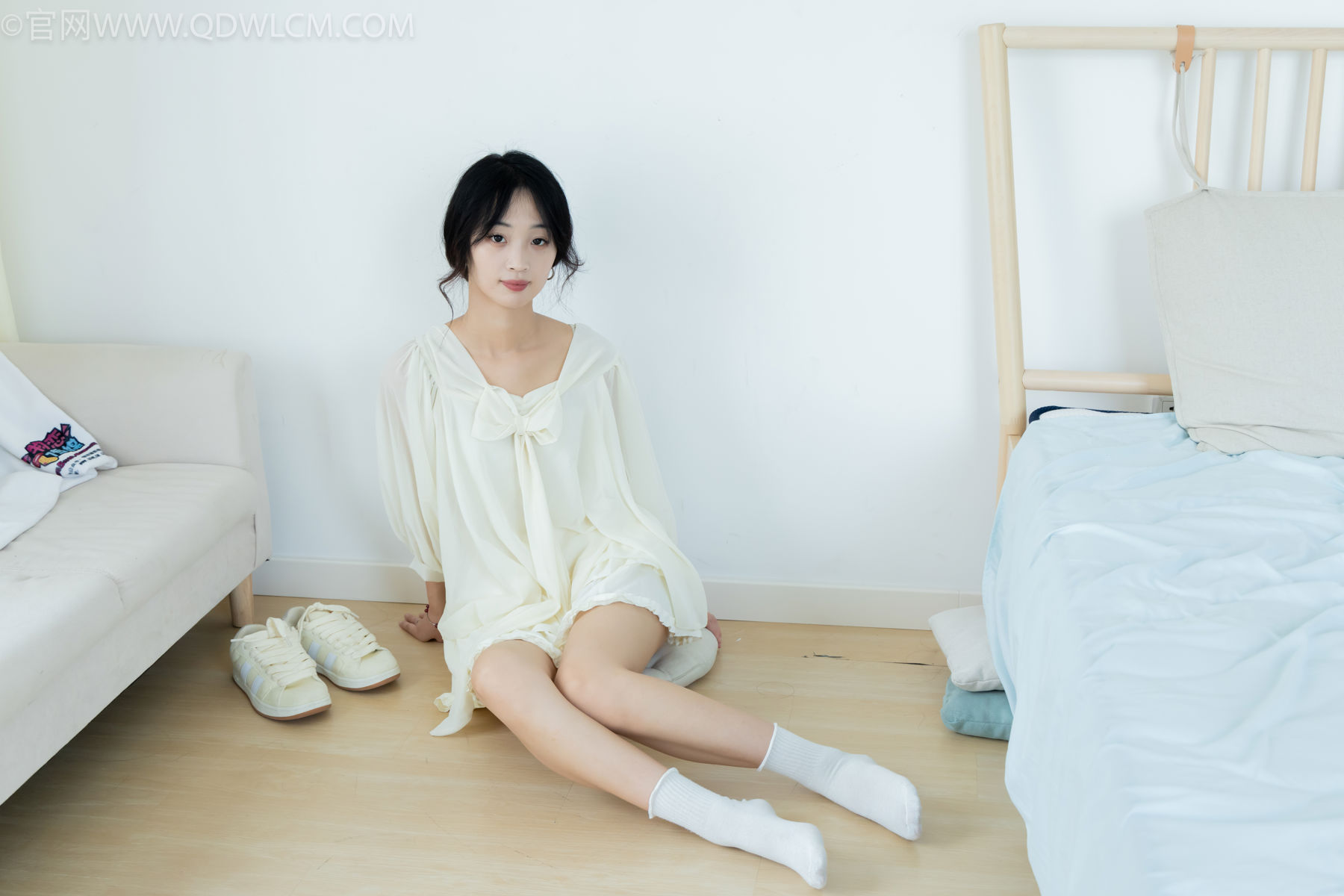 物恋传媒 No.2489 南南 - 板鞋、白棉袜、裸足/(150P)