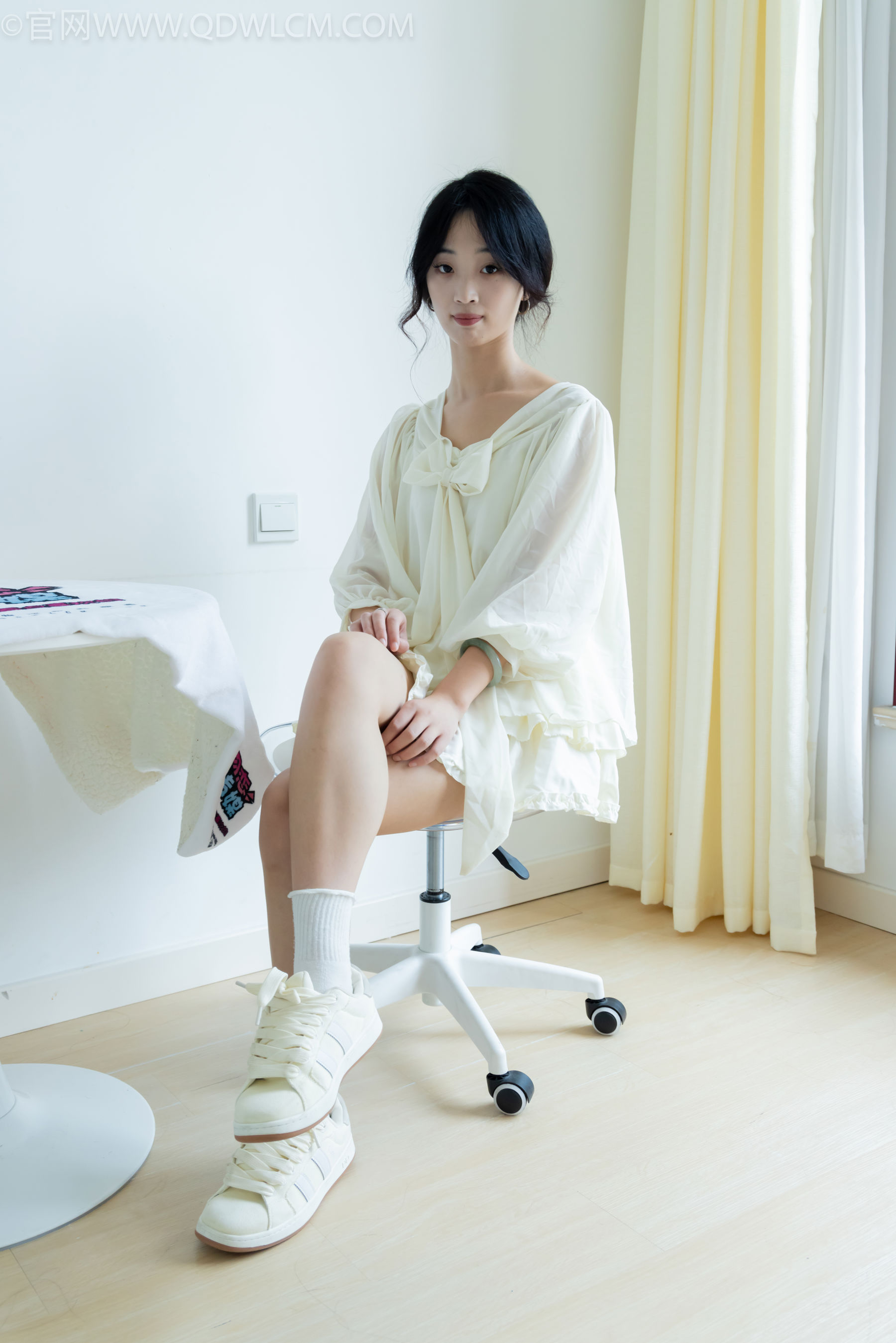 物恋传媒 No.2489 南南 - 板鞋、白棉袜、裸足/(150P)