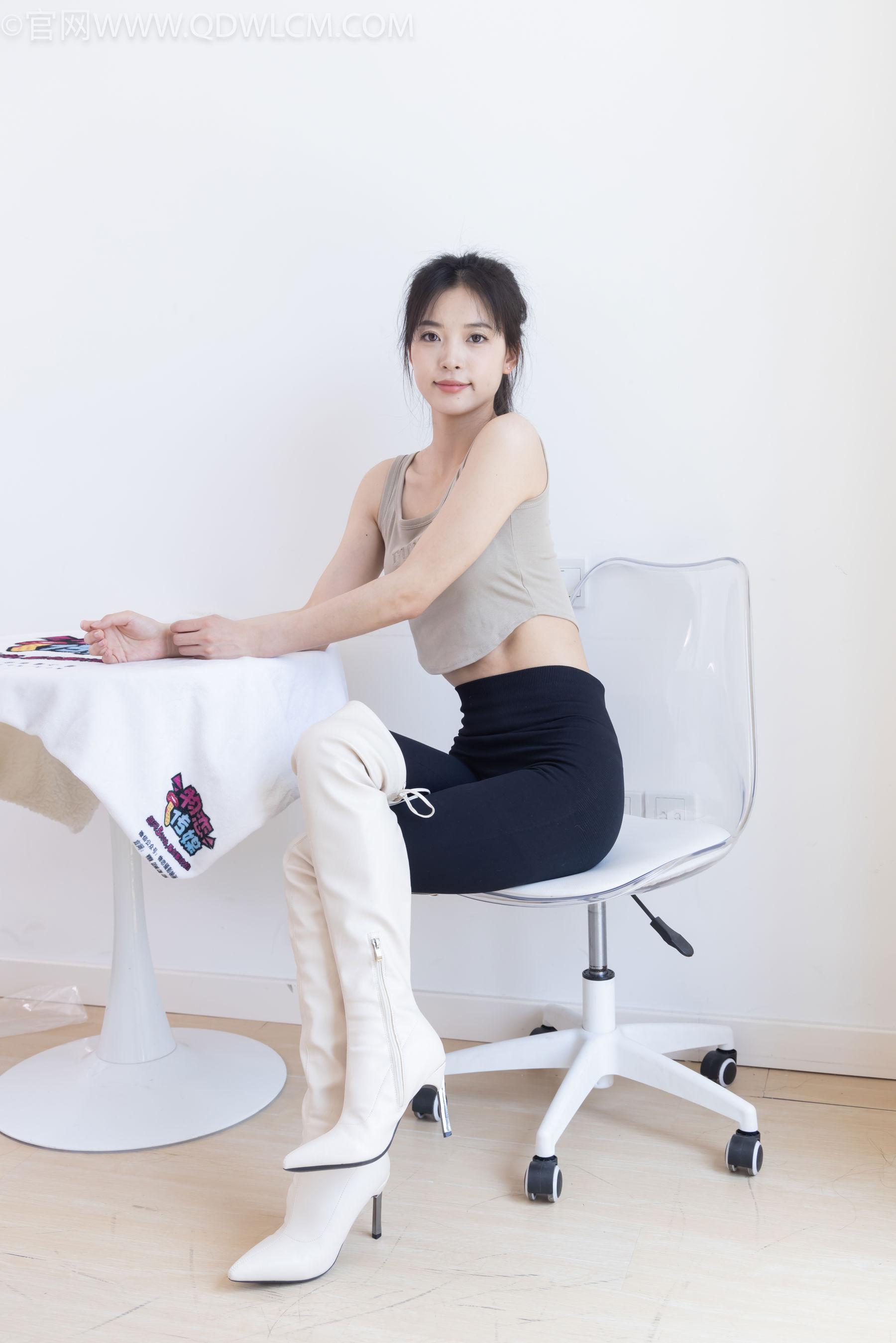 物恋传媒 No.2490 茯苓 - 长靴、白棉袜、裸足/(180P)