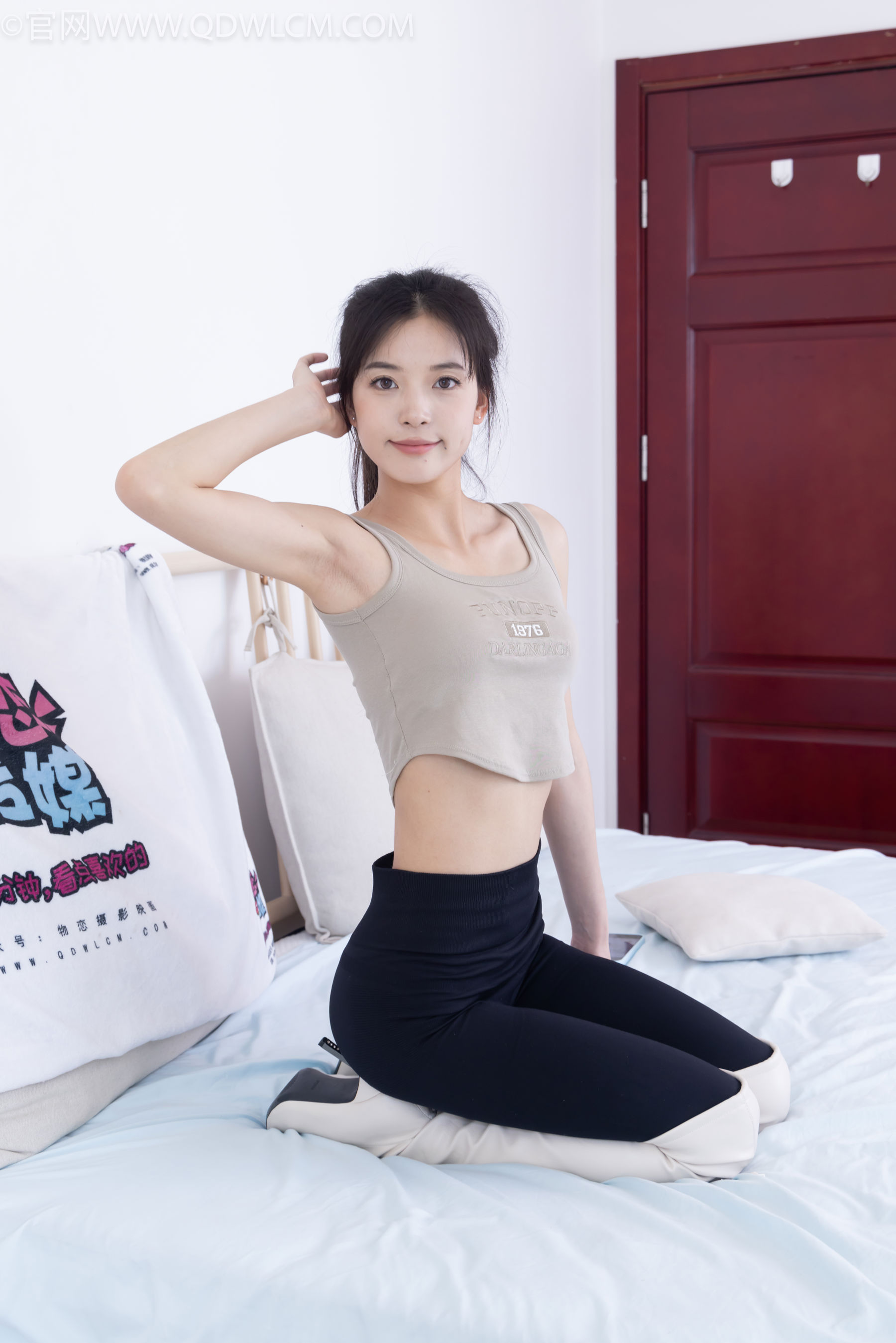 物恋传媒 No.2490 茯苓 - 长靴、白棉袜、裸足/(180P)