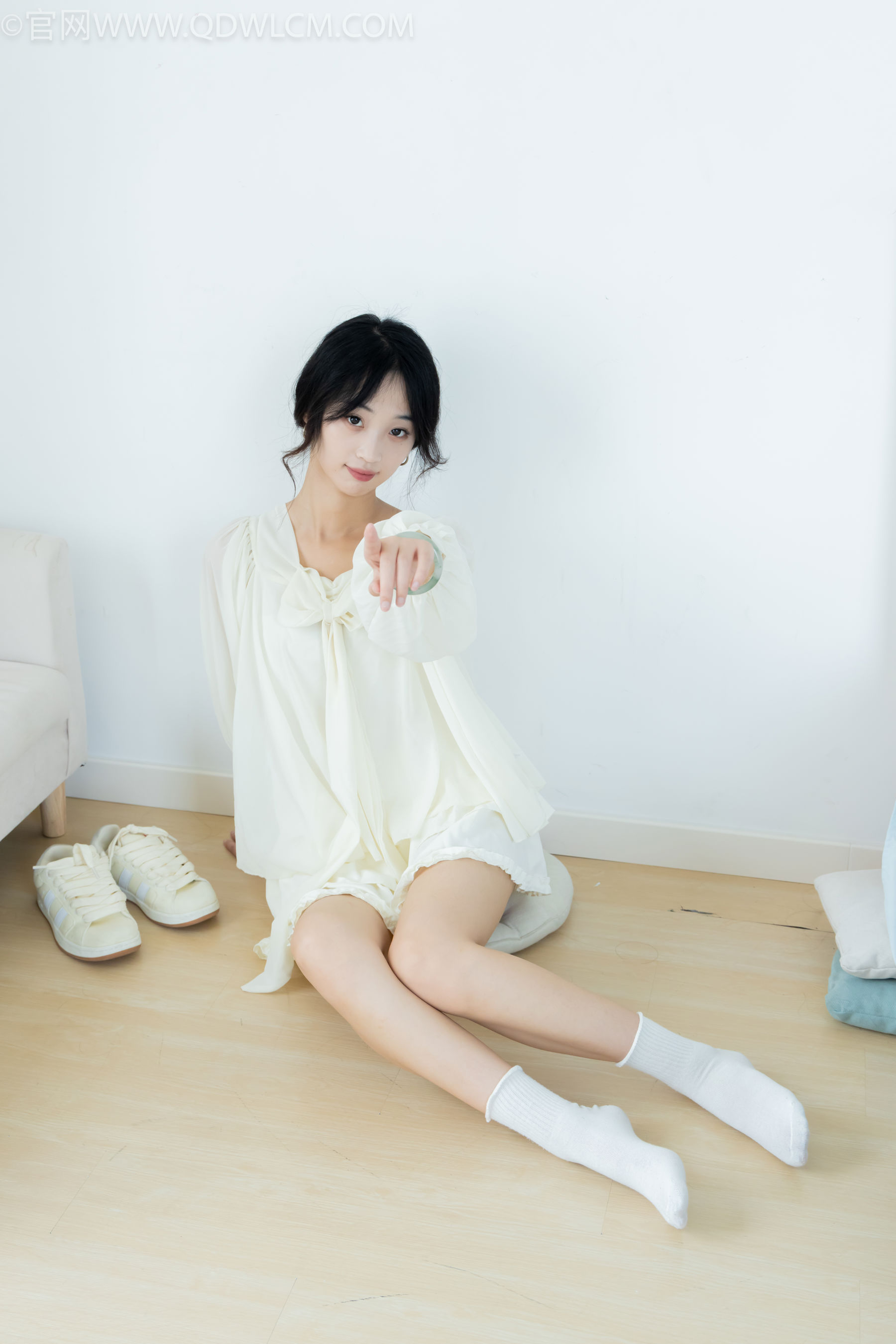 物恋传媒 No.2489 南南 - 板鞋、白棉袜、裸足/(150P)