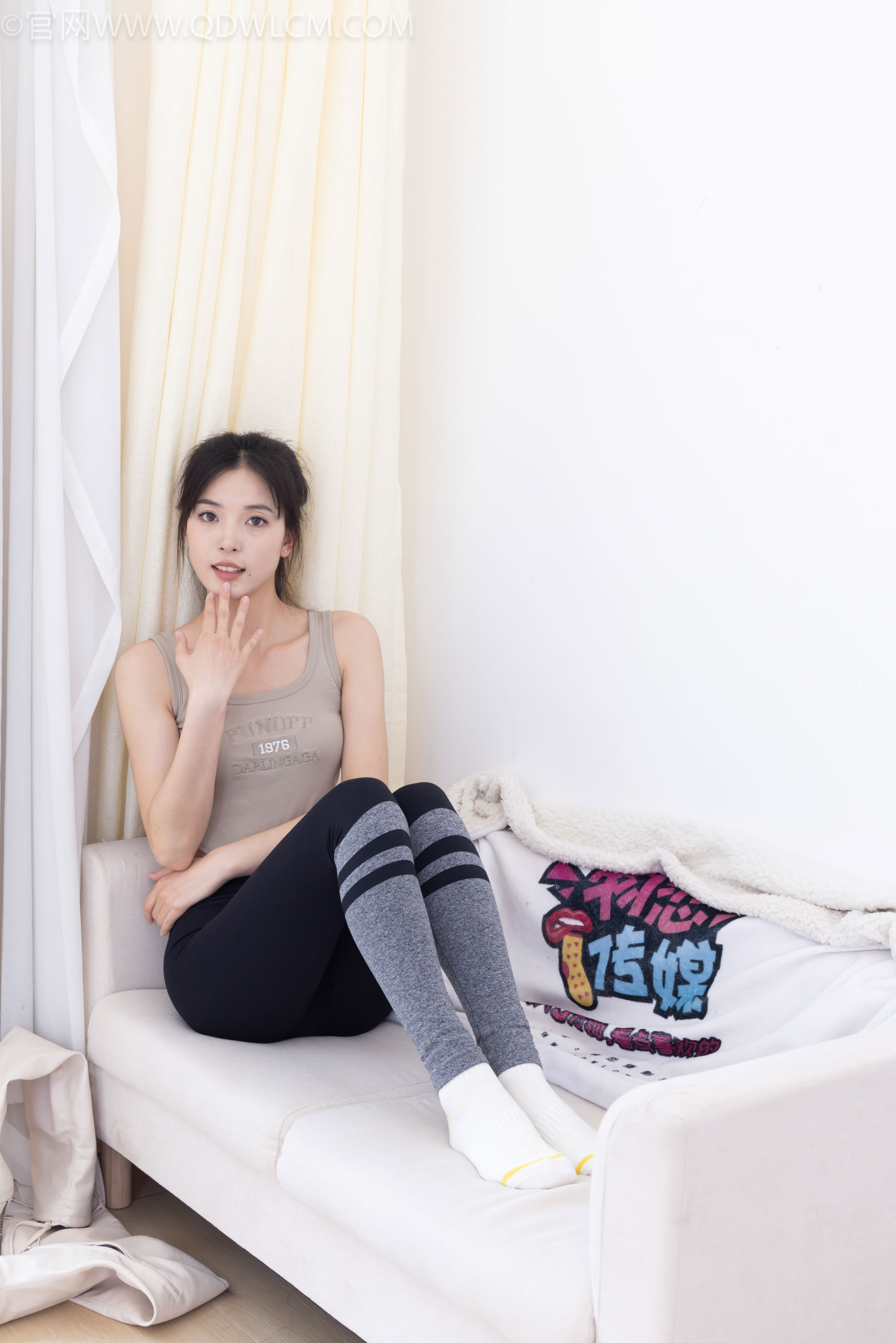 物恋传媒 No.2490 茯苓 - 长靴、白棉袜、裸足/(180P)