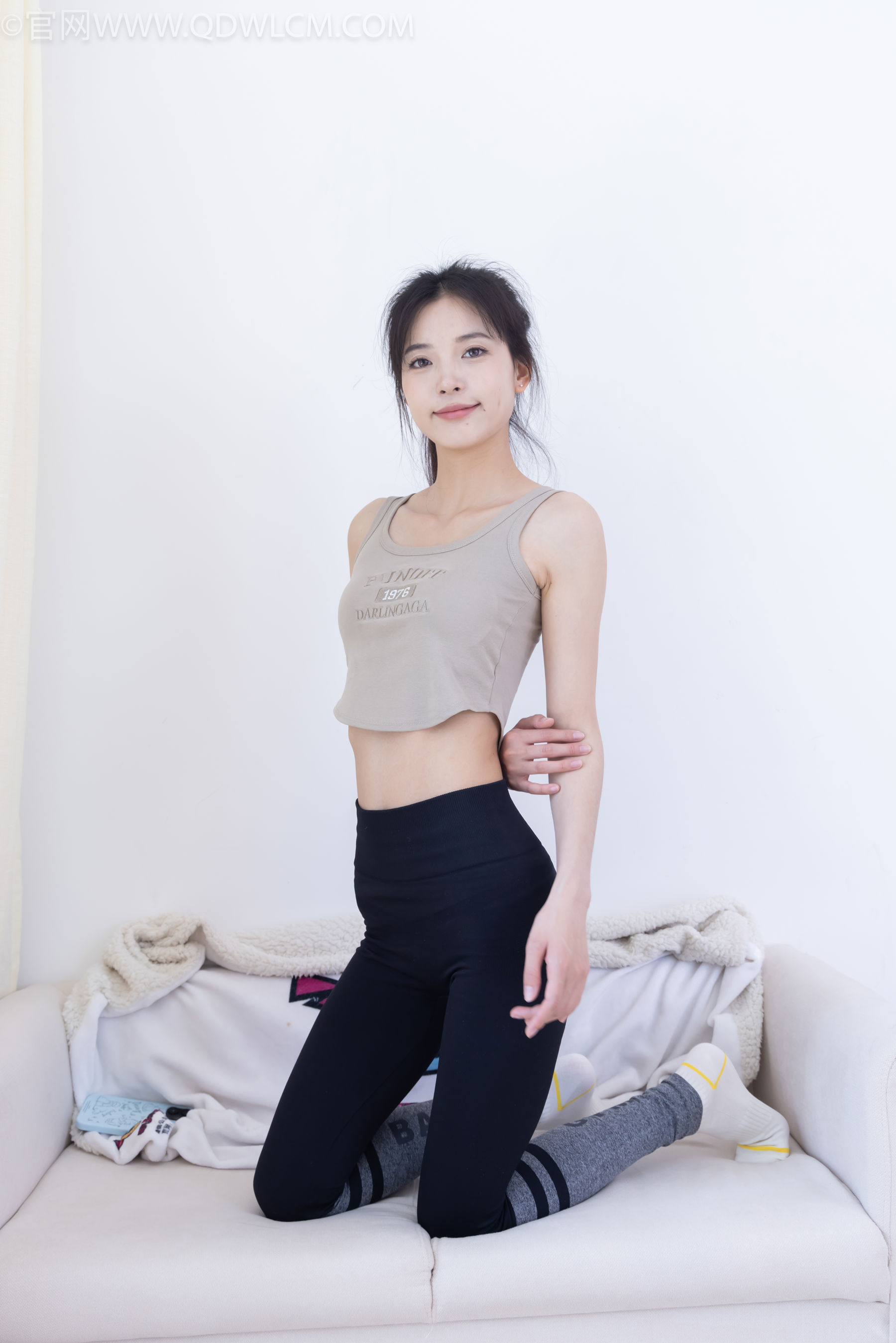 物恋传媒 No.2490 茯苓 - 长靴、白棉袜、裸足/(180P)