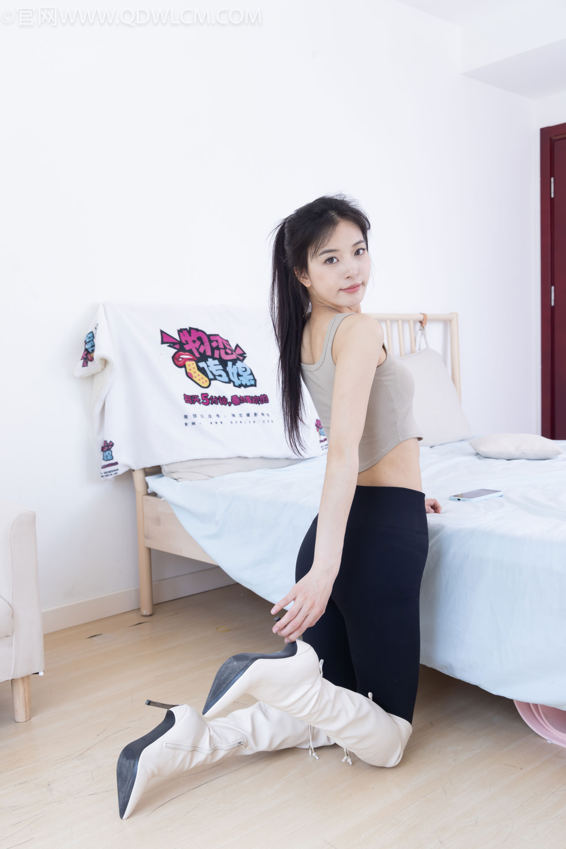 物恋传媒 No.2490 茯苓 - 长靴、白棉袜、裸足/(180P)