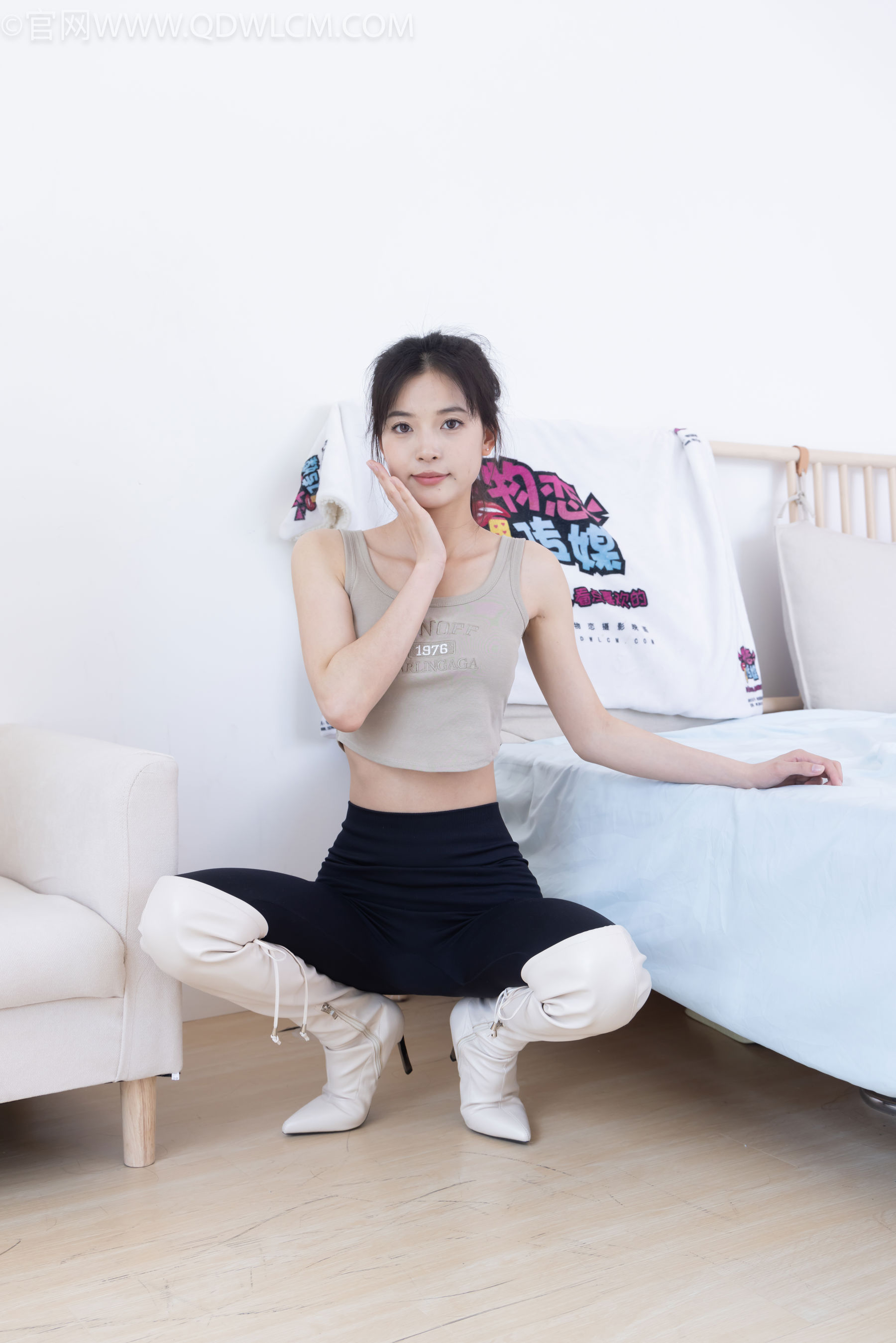 物恋传媒 No.2490 茯苓 - 长靴、白棉袜、裸足/(180P)